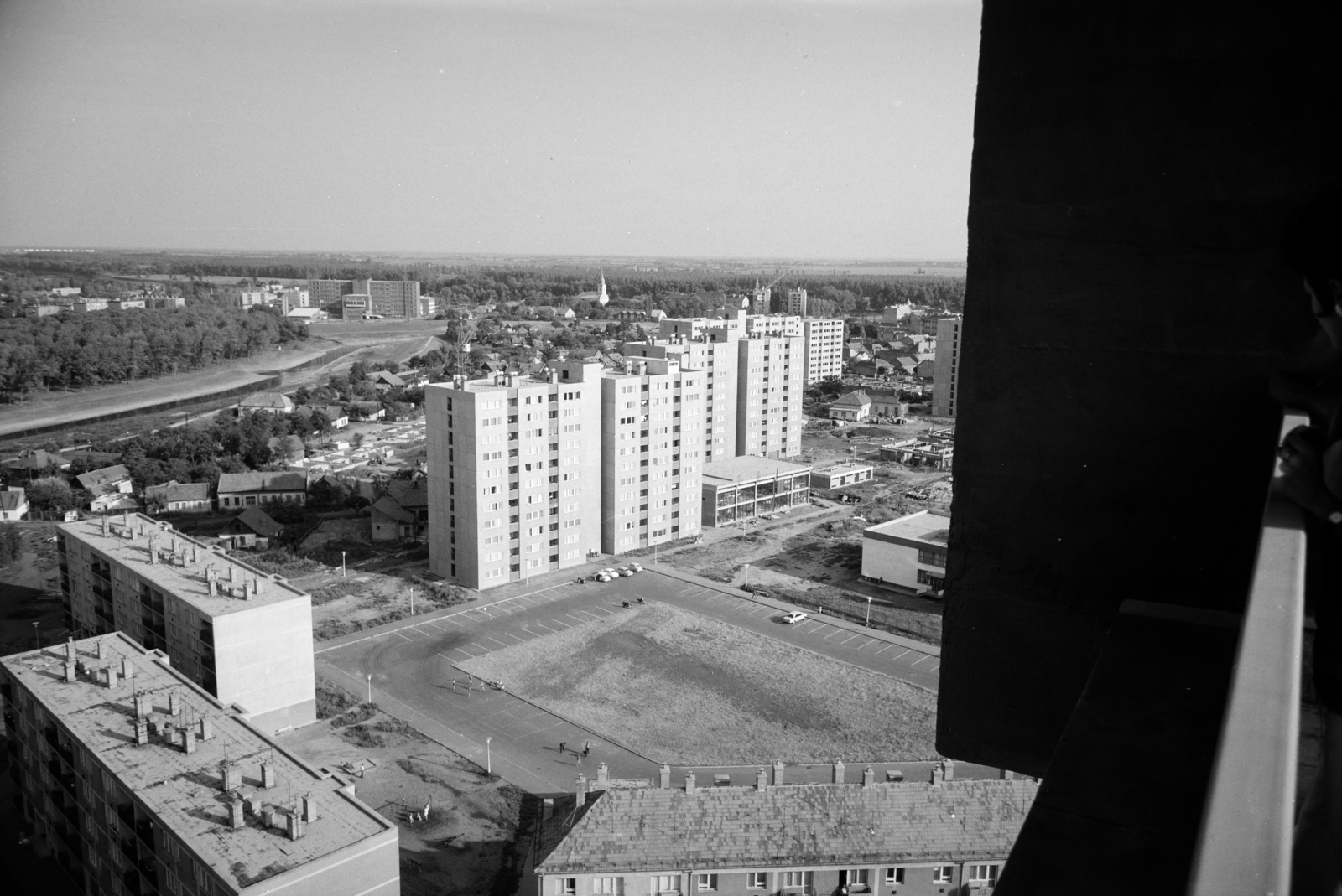 Hungary, Szolnok, kilátás a Várkonyi István téri toronyházból a Zagyva folyó és a Móra Ferenc út melletti házak felé., 1971, Artfókusz, Fortepan #279163