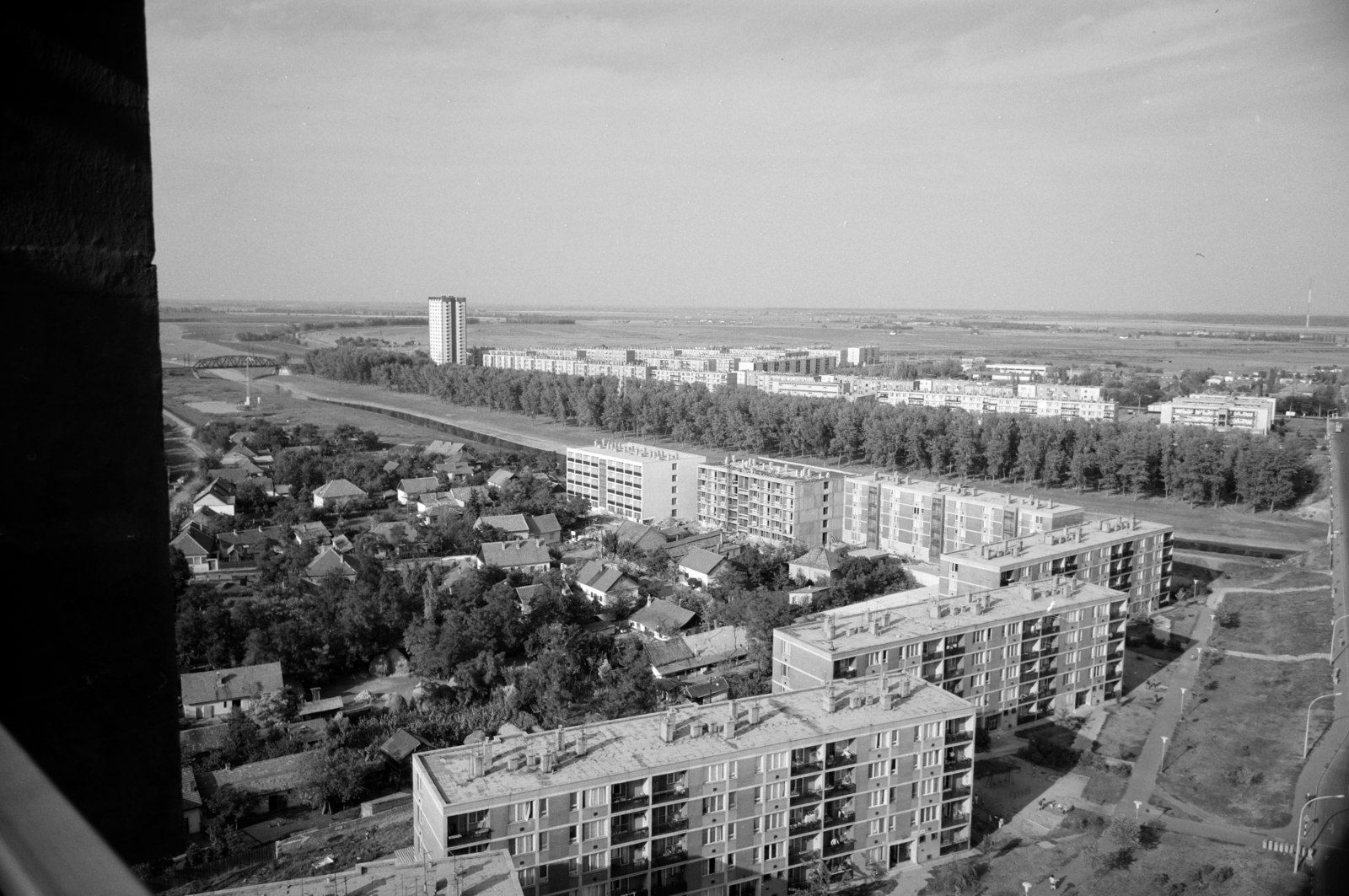 Hungary, Szolnok, kilátás a Várkonyi István téri toronyházból a Zagyva folyó feletti vasúti híd és a Városmajor (Vörös Csillag) út melletti toronyház felé., 1971, Artfókusz, Fortepan #279164