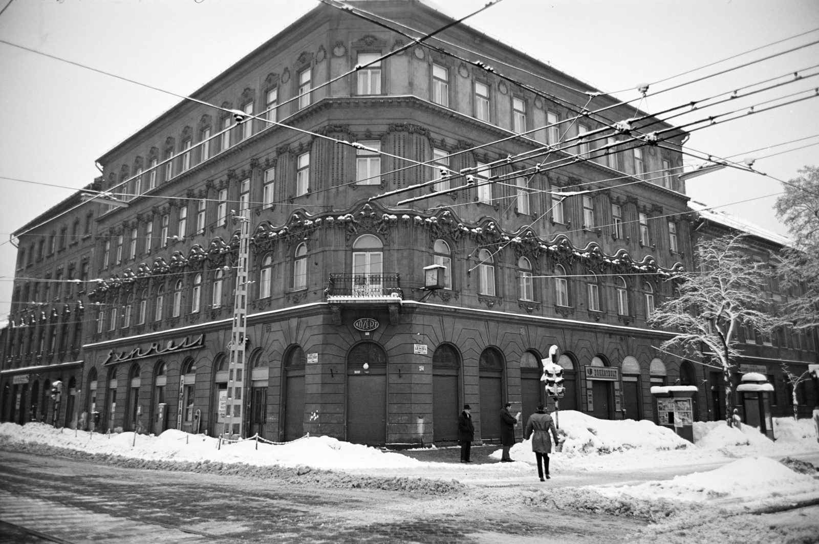 Magyarország, Budapest XIII., Dózsa György út - Lehel utca sarok., 1967, Artfókusz, Fábián József, Budapest, sínpálya, Közért Vállalat, hó, köztéri óra, Fortepan #279165