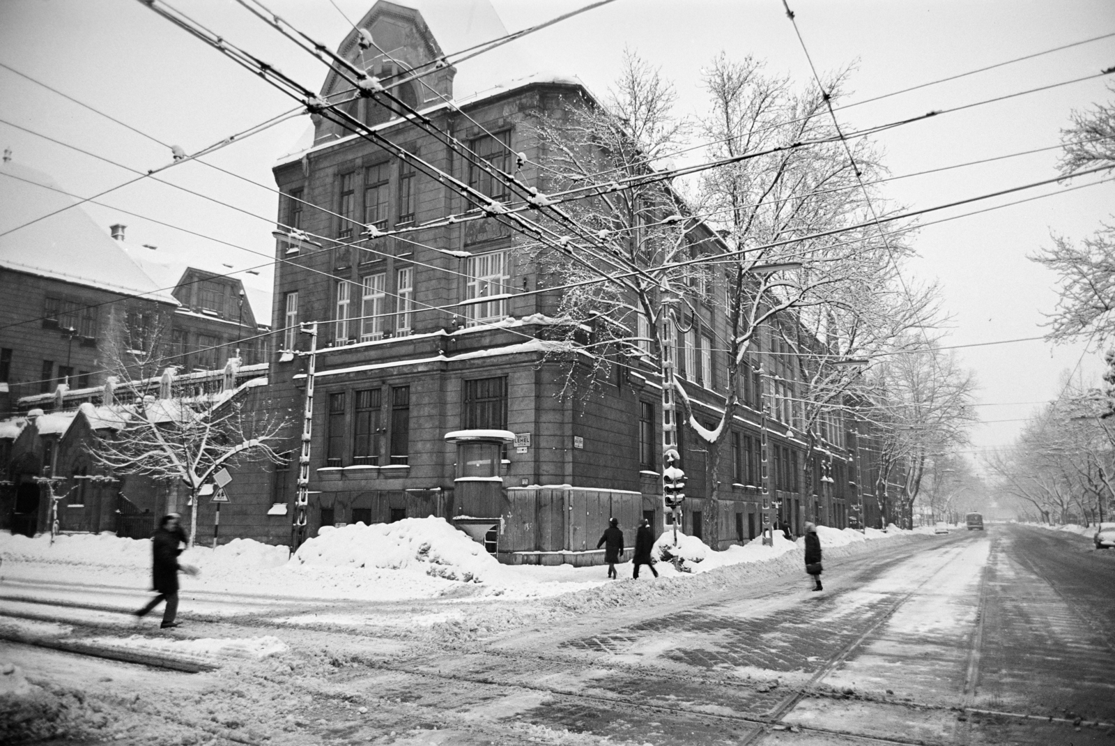 Magyarország, Budapest XIII., Dózsa György út 136., Általános Iskola (később Ének-zenei és Testnevelési Általános Iskola) a Lehel utca sarkán., 1967, Artfókusz, Fábián József, Budapest, sínpálya, hó, légvezeték, rendőrkalitka, Fortepan #279166