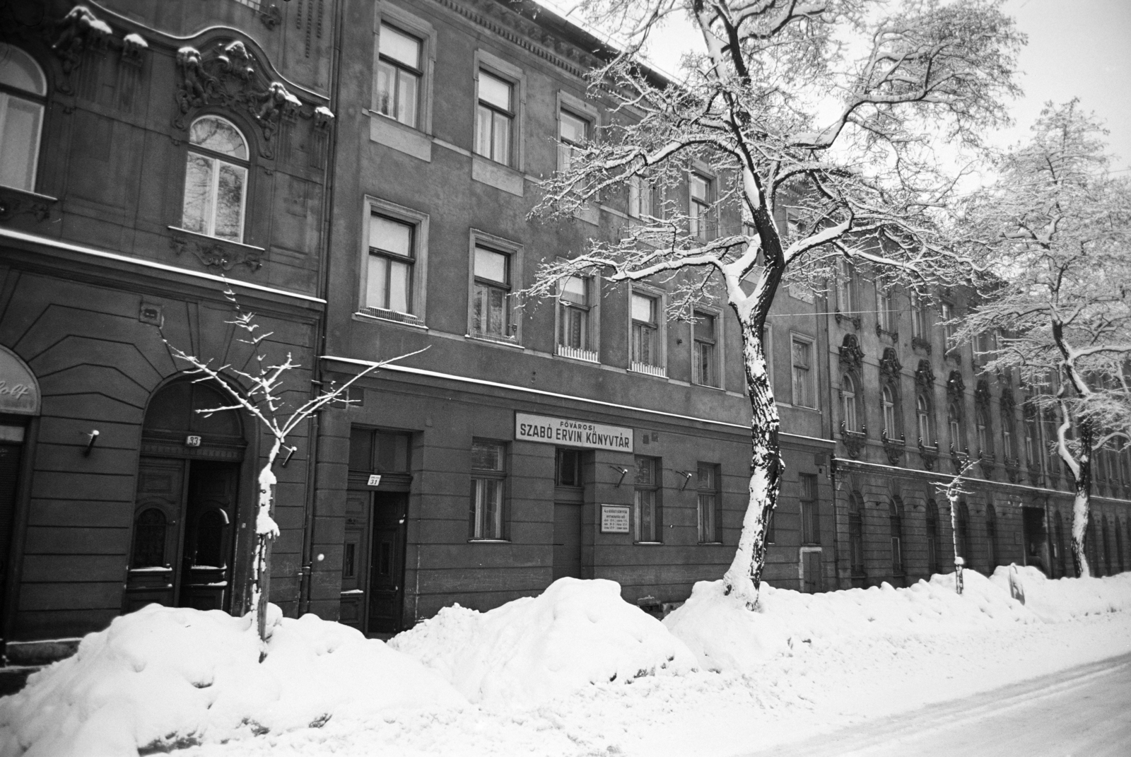 Magyarország, Budapest XIII., Lehel utca, középen a 31-es számú házban a Fővárosi Szabó Ervin Könyvtár kerületi könyvtára., 1967, Artfókusz, Fábián József, Budapest, Fortepan #279167
