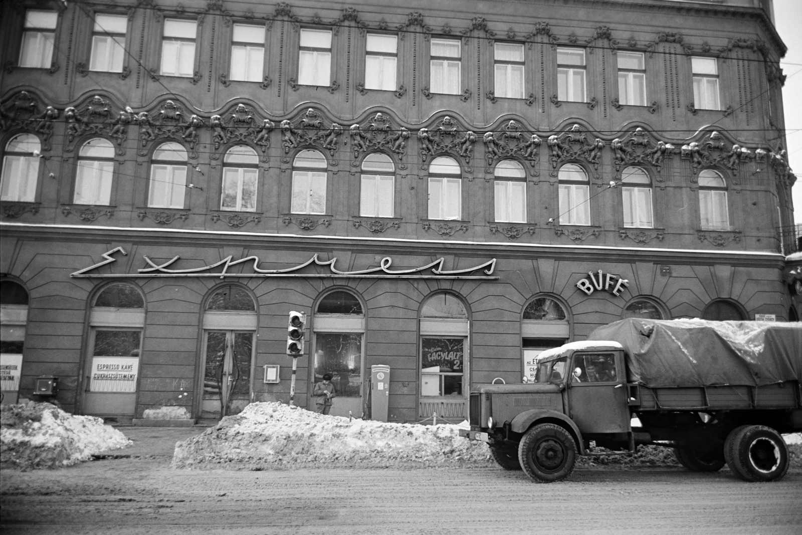 Magyarország, Budapest XIII., Dózsa György út, Express önkiszolgáló étterem és büfé a Lehel út 33. számú sarokházban., 1967, Artfókusz, Fábián József, Budapest, Fortepan #279171