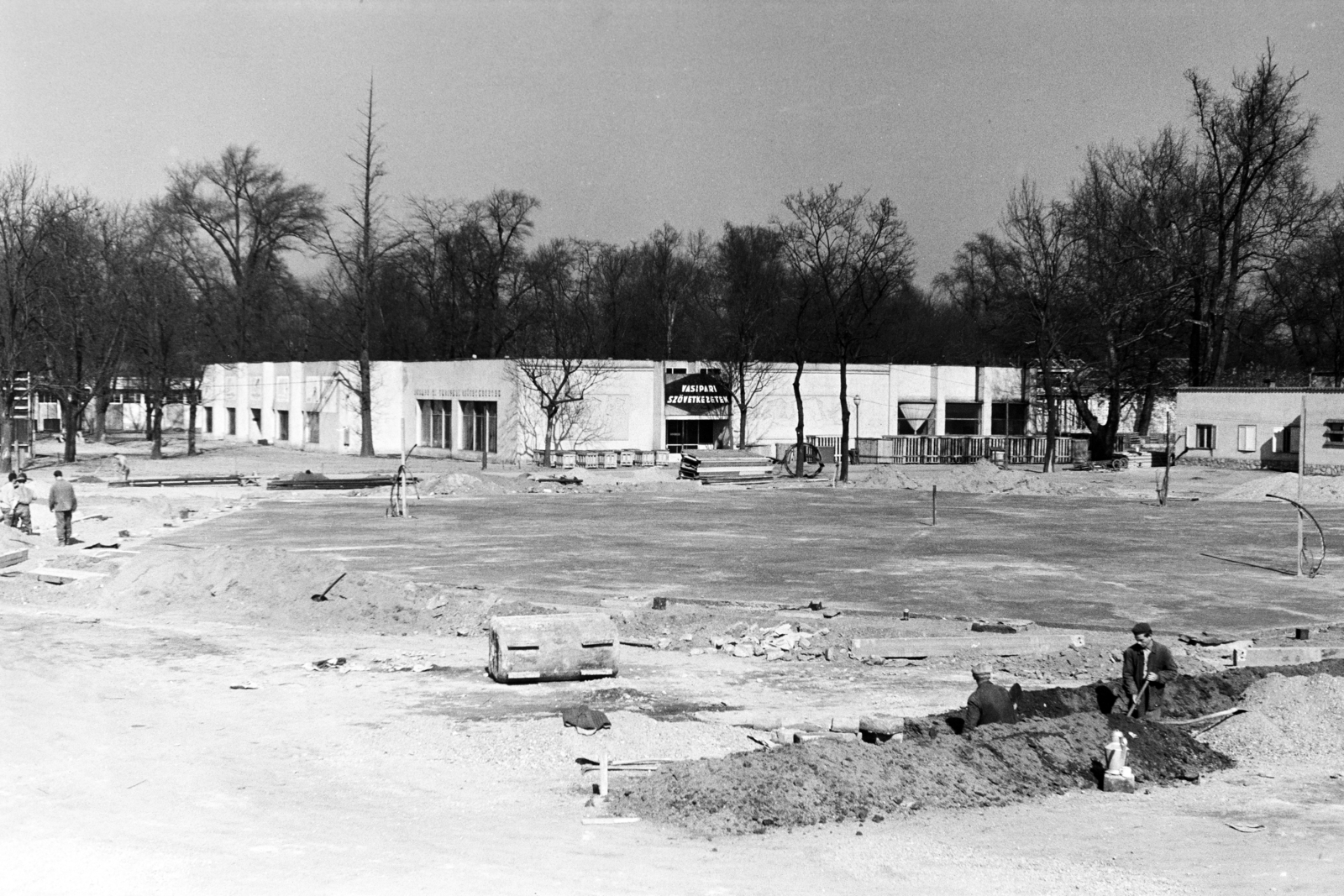 Magyarország, Városliget,Budapesti Ipari Vásár, Budapest XIV., a nehézipar eredményeit bemutató pavilon építési területe., 1960, Artfókusz, Fábián József, árok, építkezés, Budapest, Fortepan #279179