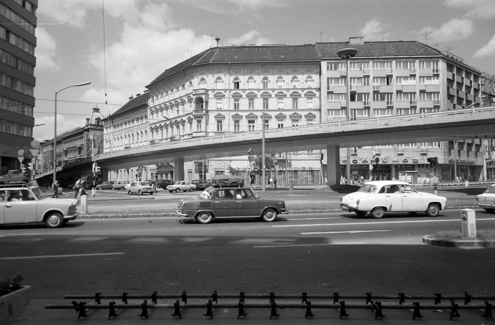 Hungary, Budapest VIII.,Budapest VII., Baross tér, a Fiumei (Mező Imre) úttól a Rottenbiller utca felé vezető felüljáró, balra a Szabadság szálló., 1971, Artfókusz, Zaporozhetz-brand, Budapest, Fortepan #279206