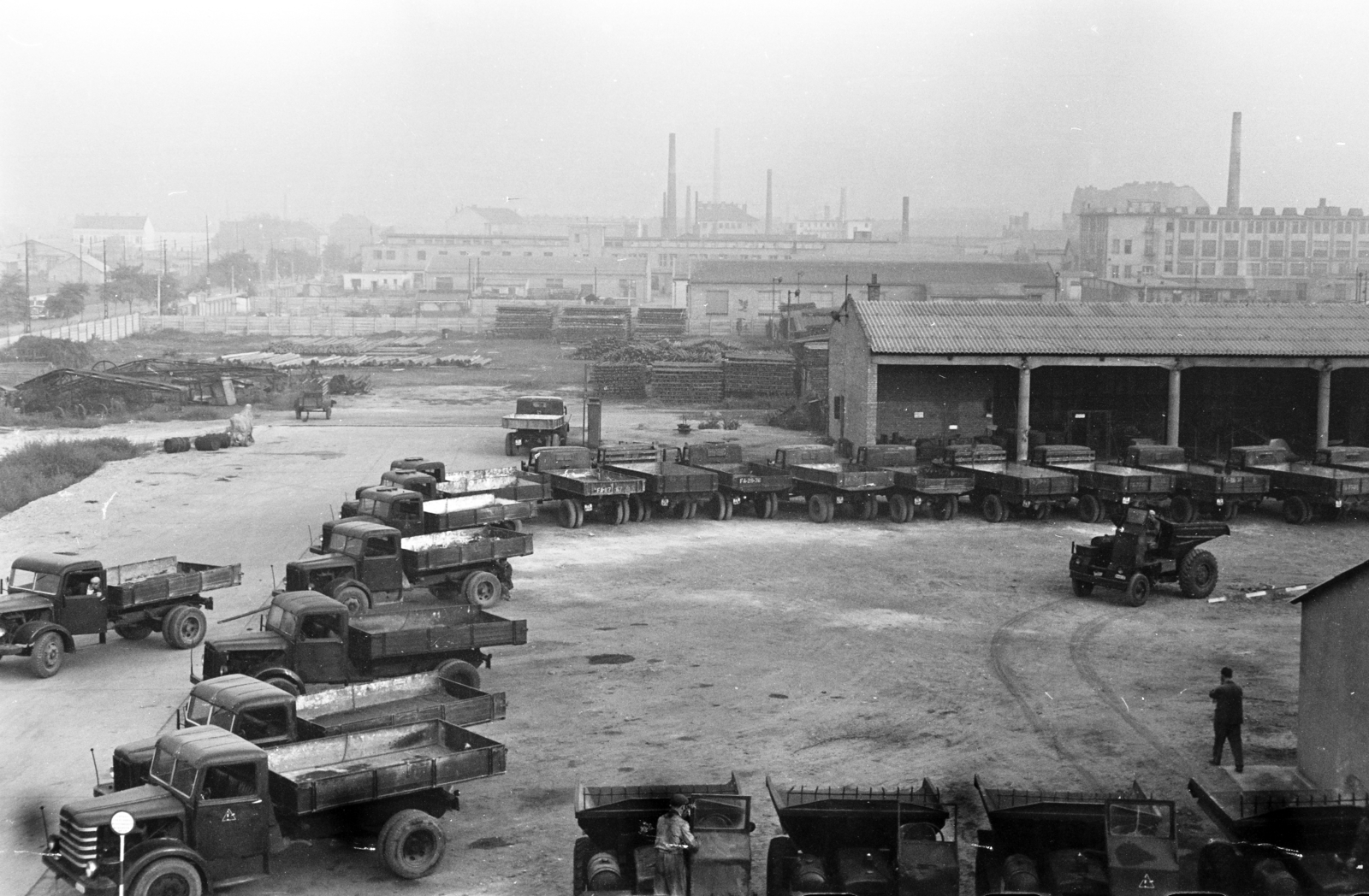 Magyarország, Budapest IX., Soroksári út 132., gépjárműtelep., 1957, Artfókusz, Fábián József, forradalom, Budapest, Fortepan #279209