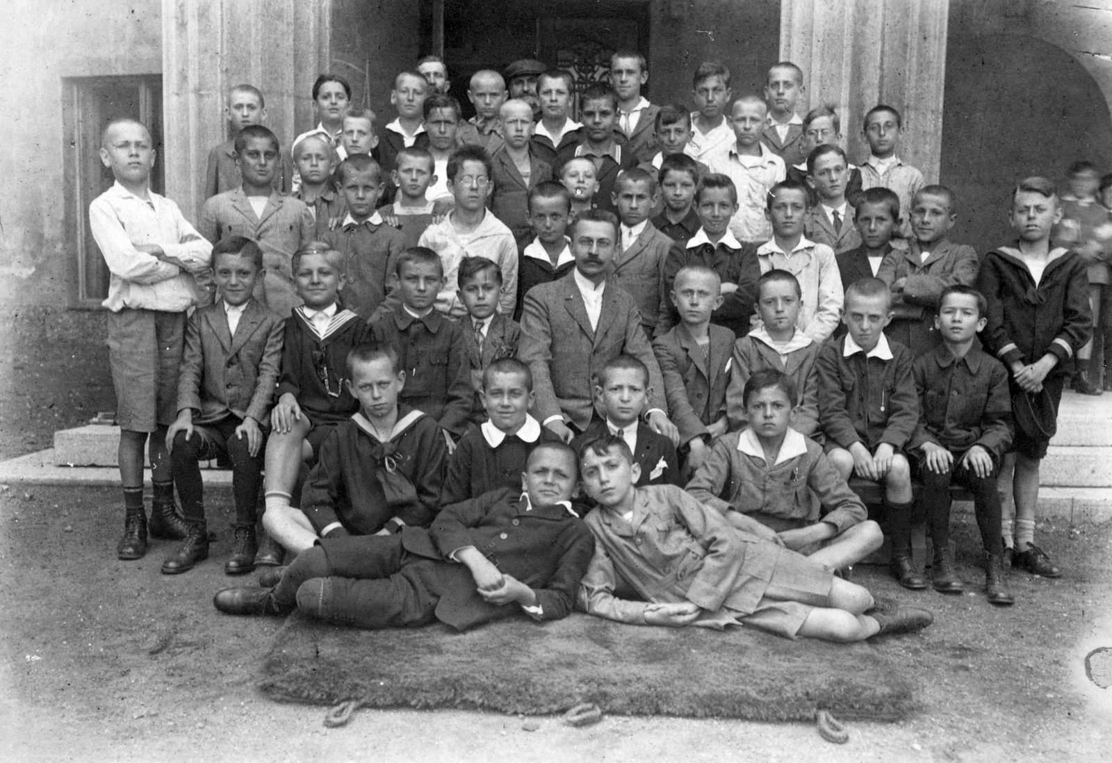 1922, Kőrös László, udvar, osztálykép, csoportkép, férfi, tanár, fiúosztály, tornaszőnyeg, Fortepan #27922