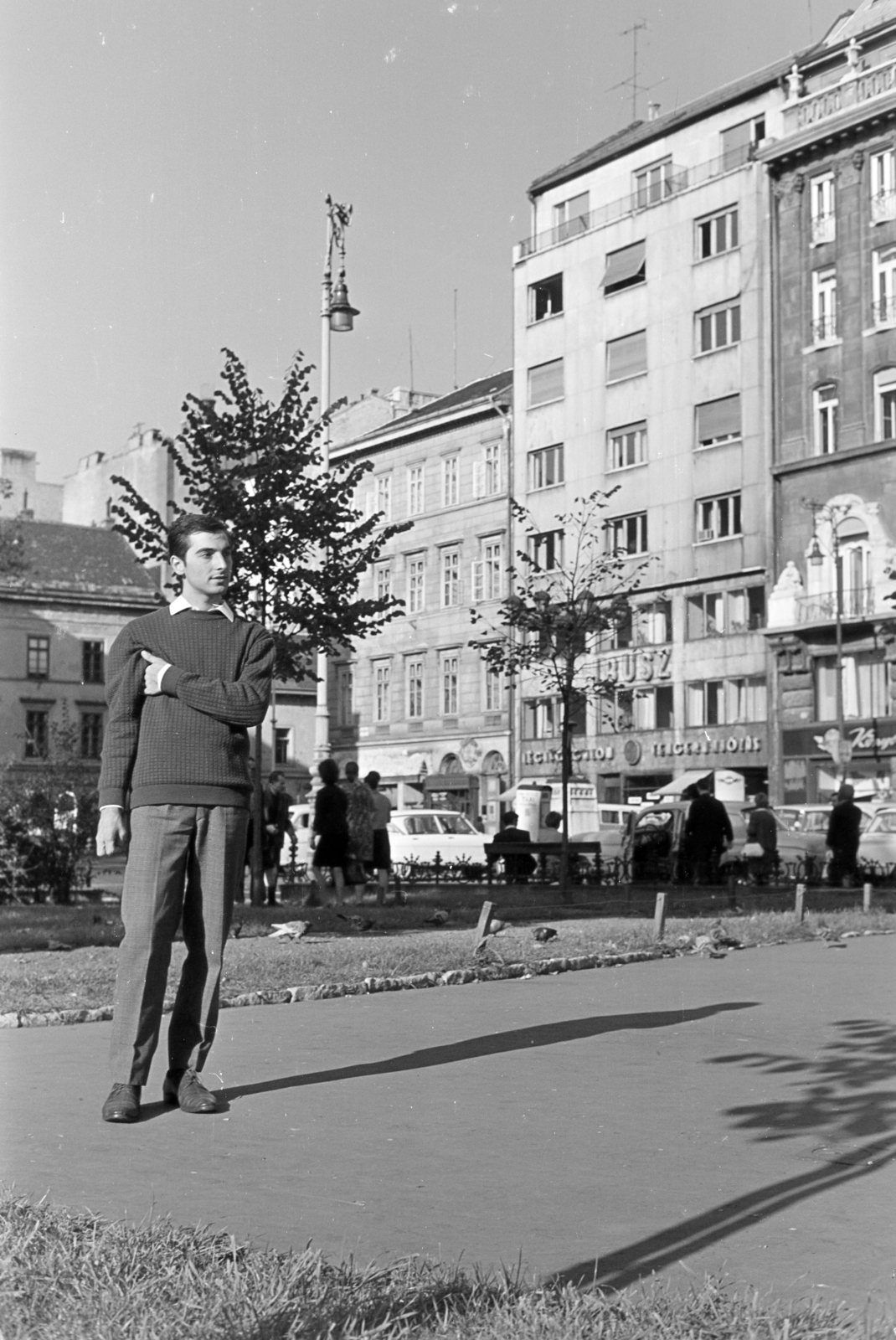Hungary, Budapest V., Vörösmarty tér, háttérben a Harmincad utca sarkán álló házak láthatók., 1962, Artfókusz, Budapest, Fortepan #279221