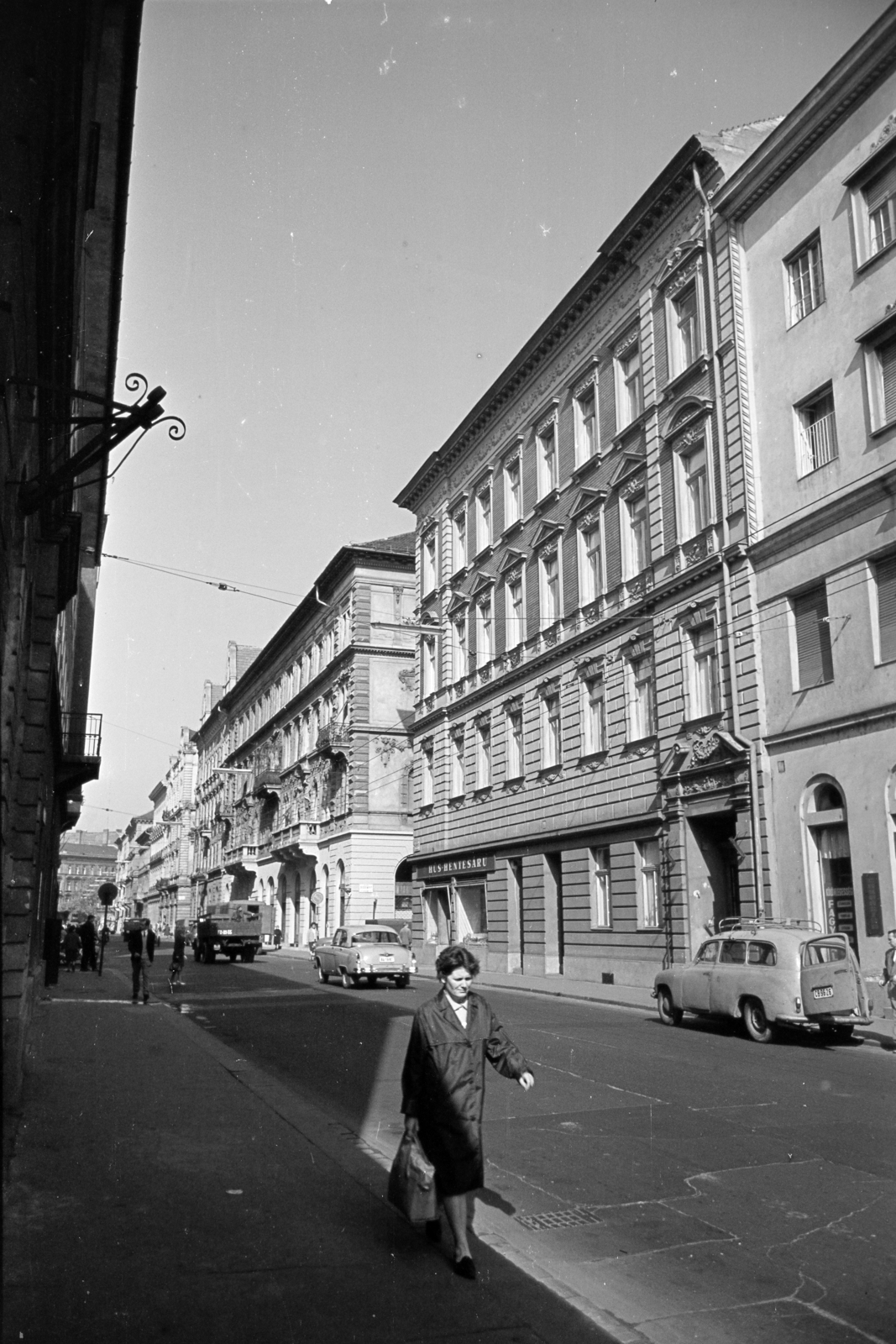 Hungary, Budapest VI., Nagymező utca, szemben a 35-ös számú ház a Dessewffy utca sarkán áll., 1962, Artfókusz, Budapest, Fortepan #279223
