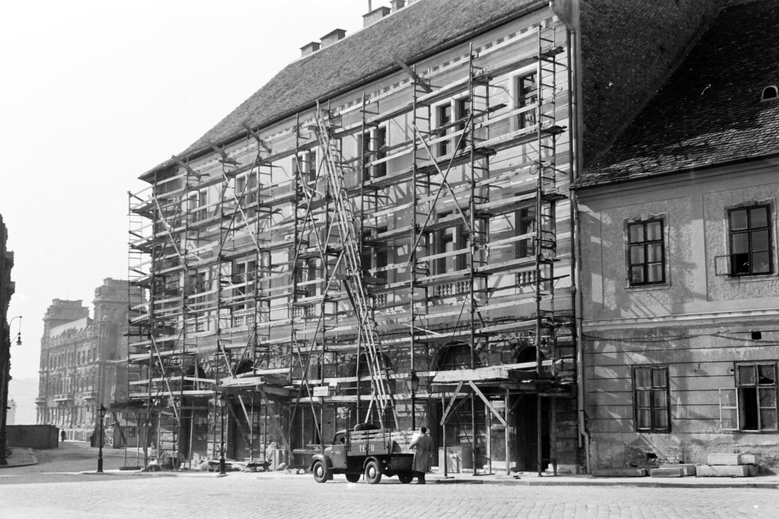 Magyarország, budai Vár, Budapest I., Dísz tér, szemben a felállványozott 16-os számú ház. Balra a romos József főhercegi palota., 1959, Artfókusz, Fábián József, állvány, Budapest, Fortepan #279228