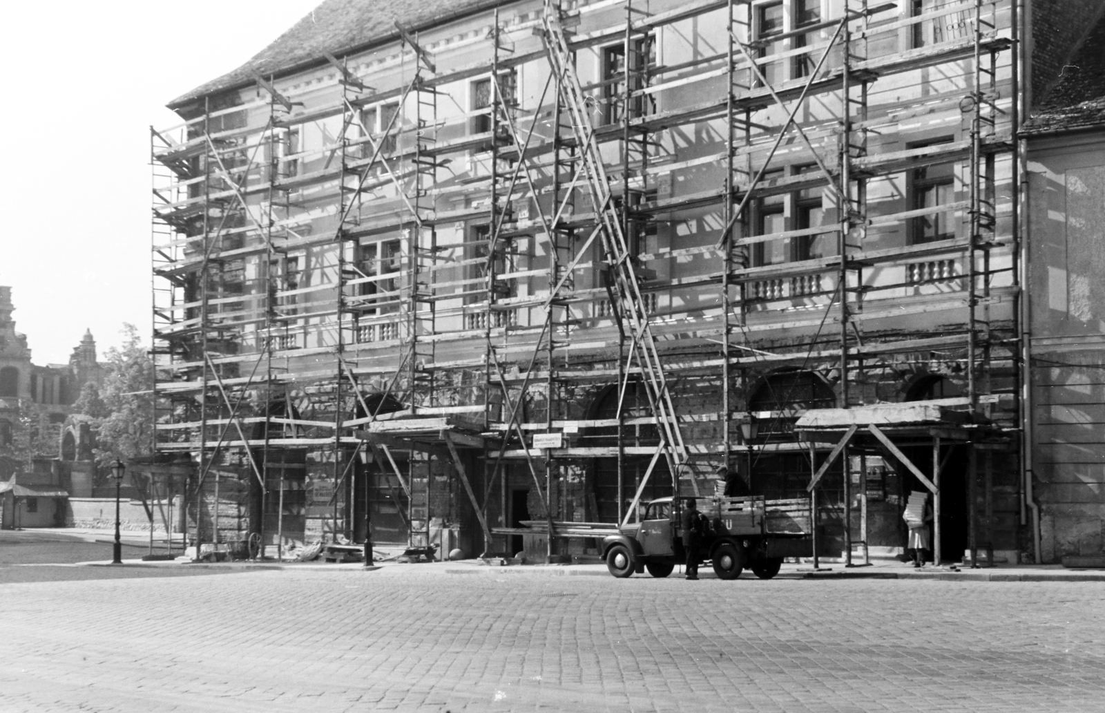 Magyarország, budai Vár, Budapest I., Dísz tér, szemben a felállványozott 16-os számú ház. Balra a romos József főhercegi palota., 1959, Artfókusz, Fábián József, állvány, teherautó, Budapest, Fortepan #279229