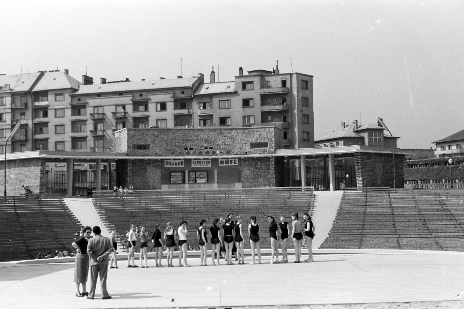 Hungary, Budapest XI., Bartók Színpad (később Budai Parkszínpad) a Feneketlen-tó mellett. Háttérben az Edömér utca házsora, jobbra a Tas vezér utca sarkán a Tűzoltóparancsnokság épülete., 1963, Artfókusz, Budapest, Fortepan #279235