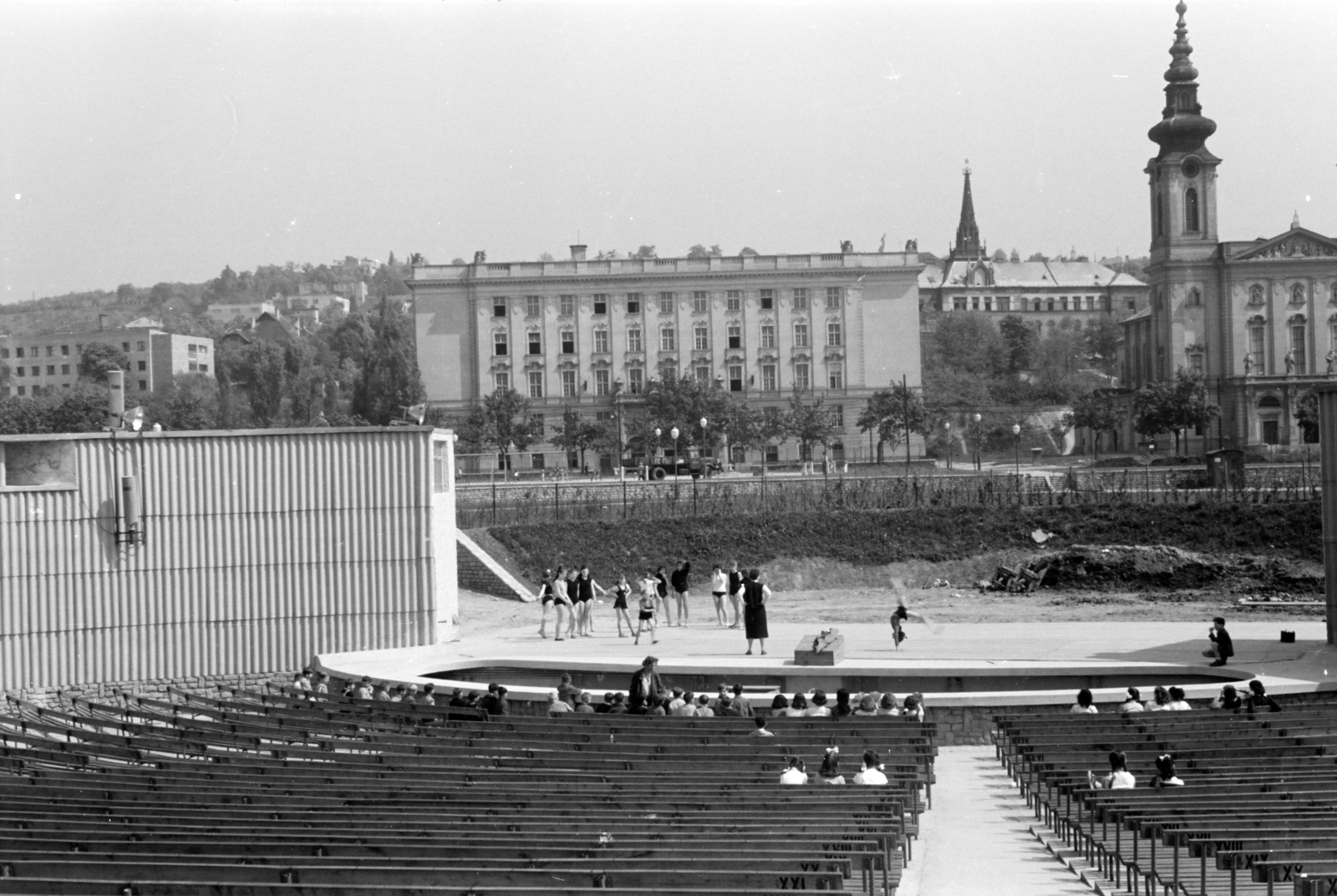 Hungary, Budapest XI., Bartók Színpad (később Budai Parkszínpad) a Feneketlen-tó mellett. Szemben a József Attila (később Budai Ciszterci Szent Imre) Gimnázium és a Szent Imre-templom., 1960, Artfókusz, Budapest, Fortepan #279236