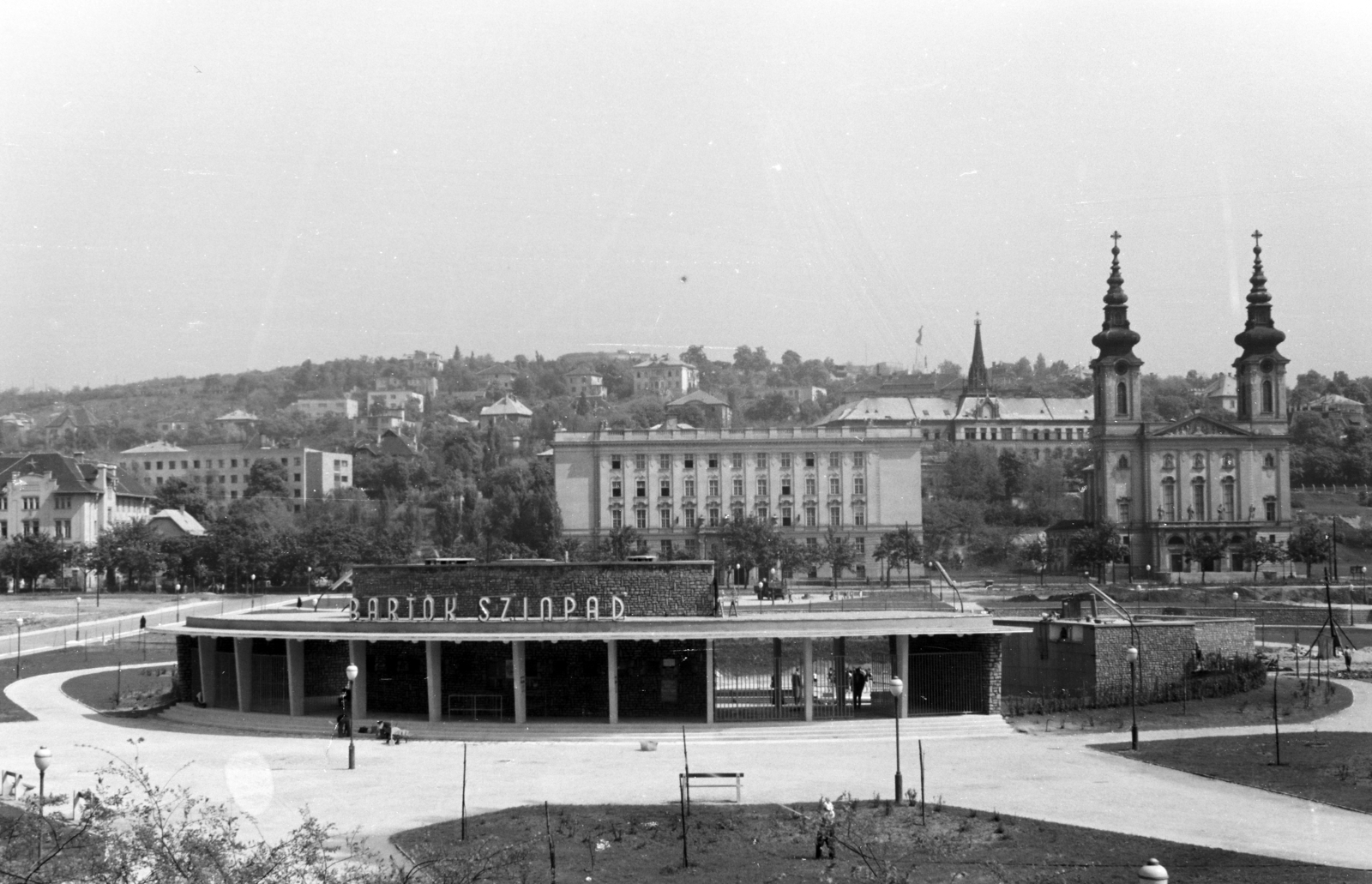 Magyarország, Budapest XI., Bartók Színpad (később Budai Parkszínpad) a Feneketlen-tó mellett. Szemben a József Attila (később Budai Ciszterci Szent Imre) Gimnázium és a Szent Imre-templom., 1960, Artfókusz, Fábián József, Budapest, Fortepan #279239