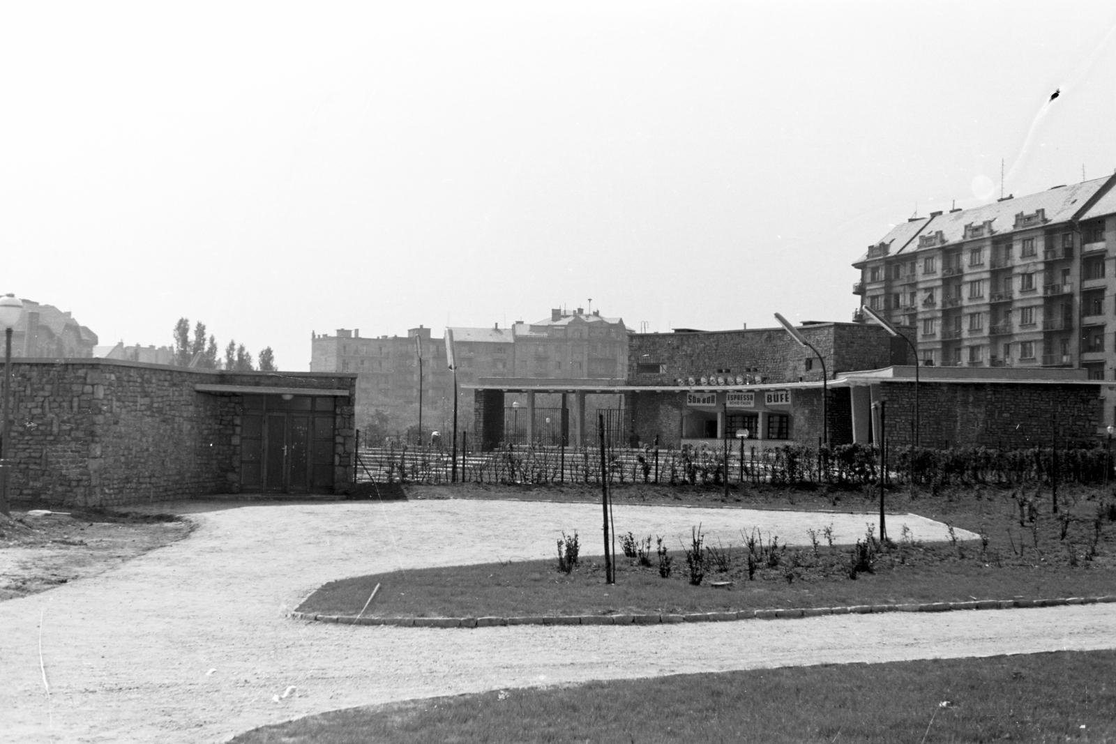 Hungary, Budapest XI., Bartók Színpad (később Budai Parkszínpad) a Feneketlen-tó mellett. Háttérben szemben a Kosztolányi Dezső tér, jobbra az Edőmér utca melletti épületek láthatók., 1960, Artfókusz, Budapest, Fortepan #279240