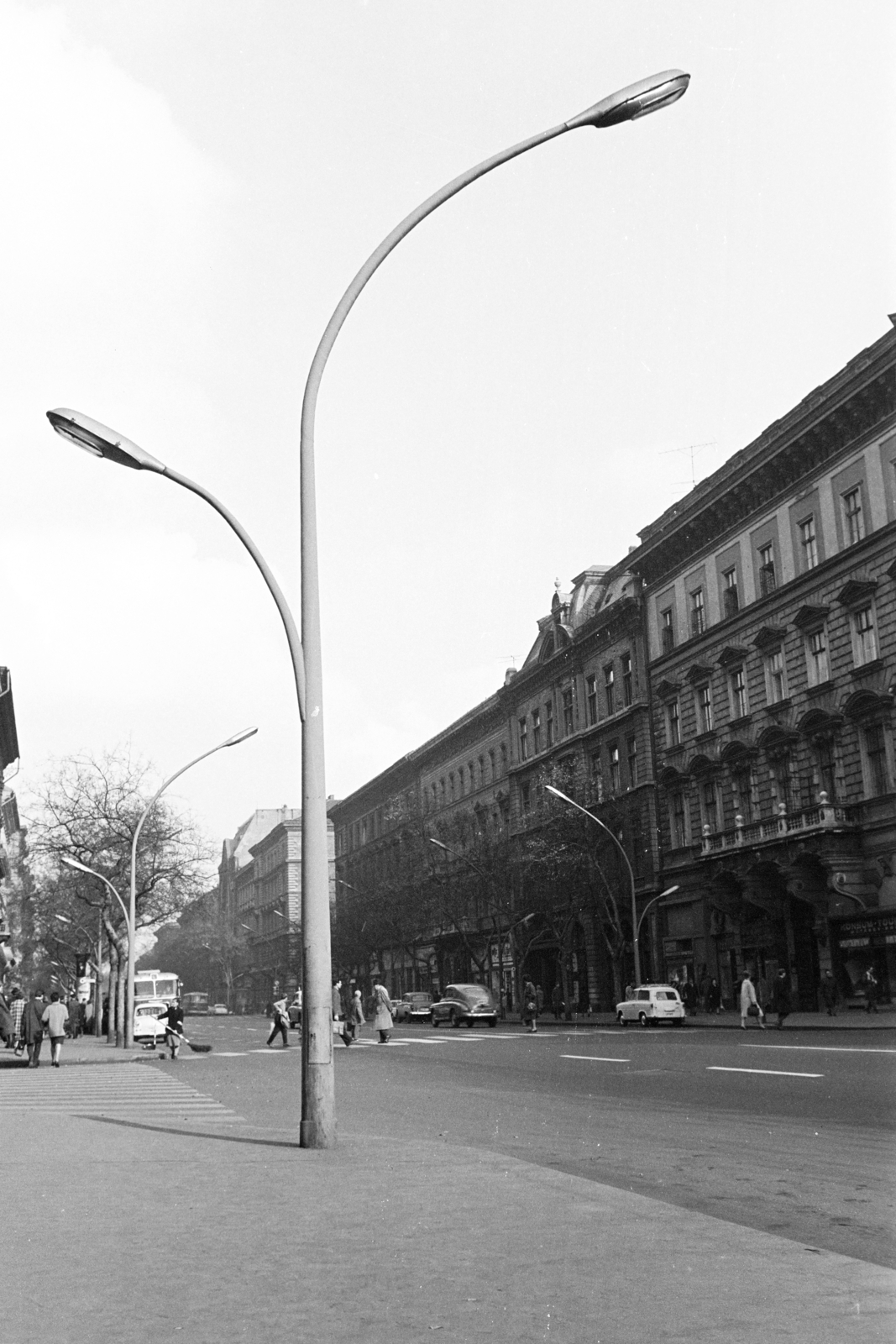 Hungary, Budapest VI., Andrássy út (Népköztársaság útja), a felvétel az Operaház előtt a Hjós utca közelében készült., 1964, Artfókusz, Budapest, Fortepan #279251