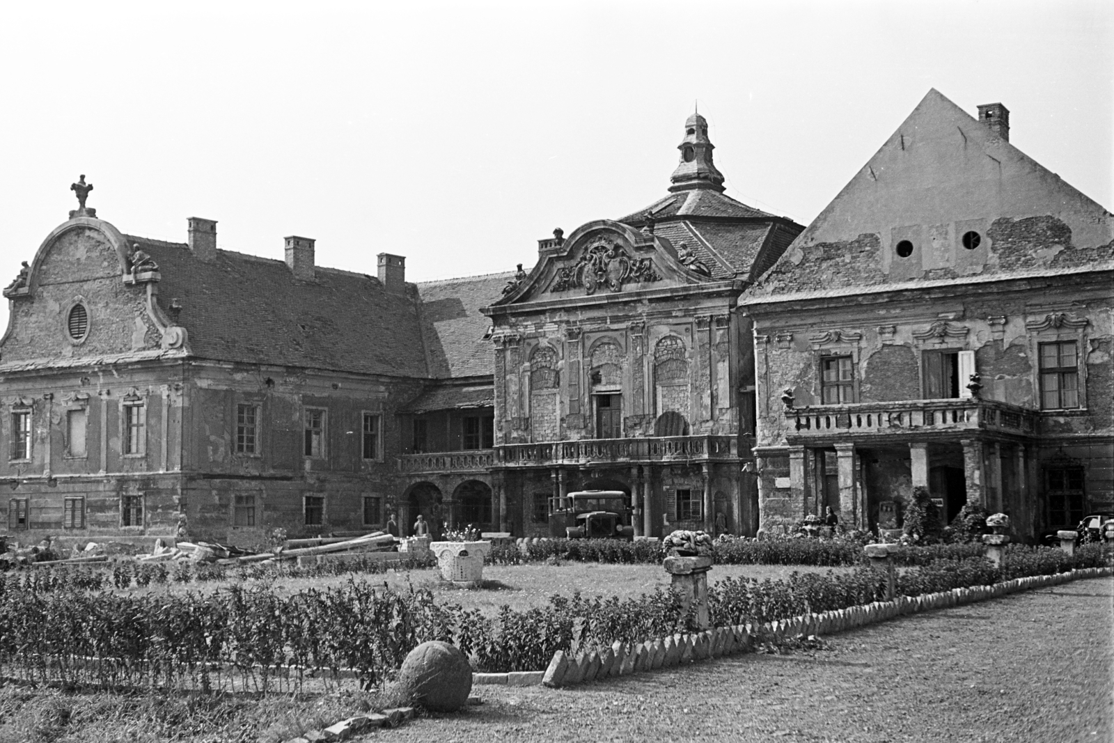 Hungary, Budapest XXII., Kastélypark (Csókási Pál) utca 11., a felújításra váró egykori Száraz-Rudnyánszky kastély, később itt nyitották meg a Nagytétényi Kastélymúzeumot., 1964, Artfókusz, Budapest, Fortepan #279255