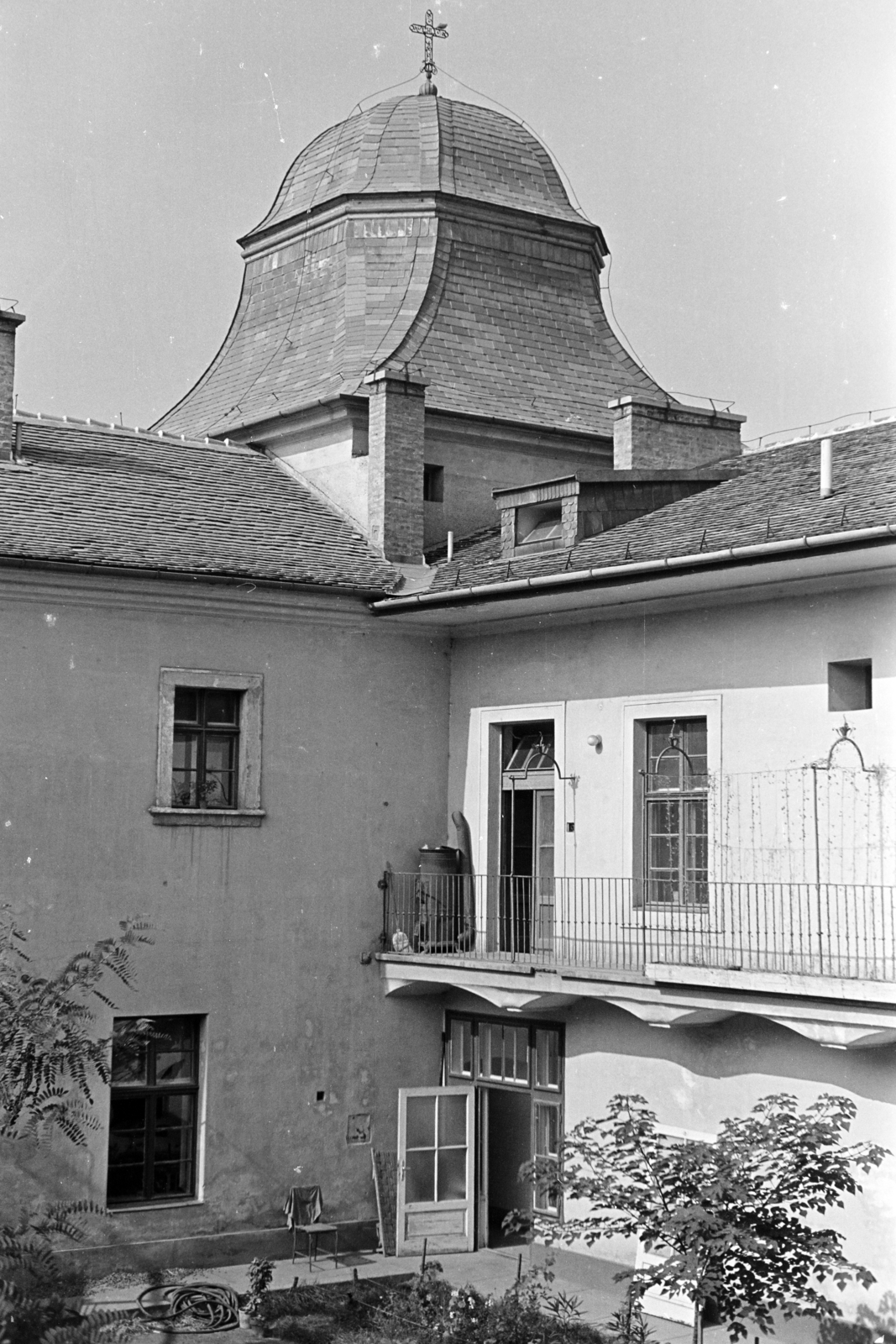 Hungary, Budapest XXII., Kastélypark (Csókási Pál) utca 11., a felújításra váró egykori Száraz-Rudnyánszky kastély oldalépülete, később itt nyitották meg a Nagytétényi Kastélymúzeumot., 1964, Artfókusz, Budapest, Fortepan #279256