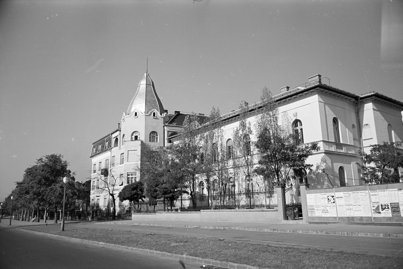 Hungary, Budapest XIV., Stefánia (Népstadion) út, a felújított 55-ös számú háztól jobbra a Cserei utca torkolata és a felújított 53-as számú épület látható., 1964, Artfókusz, Budapest, Fortepan #279266