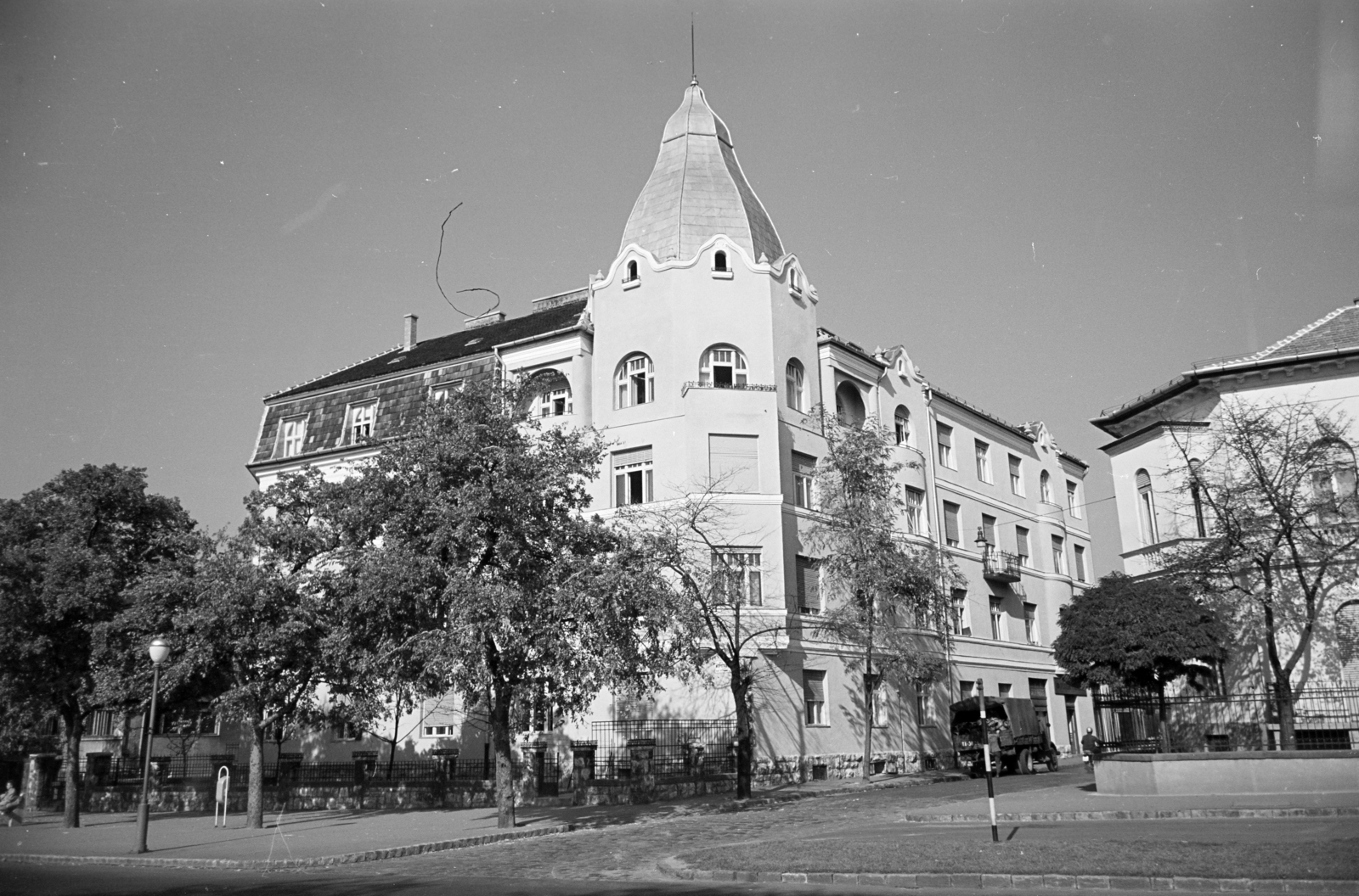 Hungary, Budapest XIV., Stefánia (Népstadion) út, szemben a felújított 55-ös számú ház, jobbra a Cserei utca torkolata., 1964, Artfókusz, Budapest, Fortepan #279267