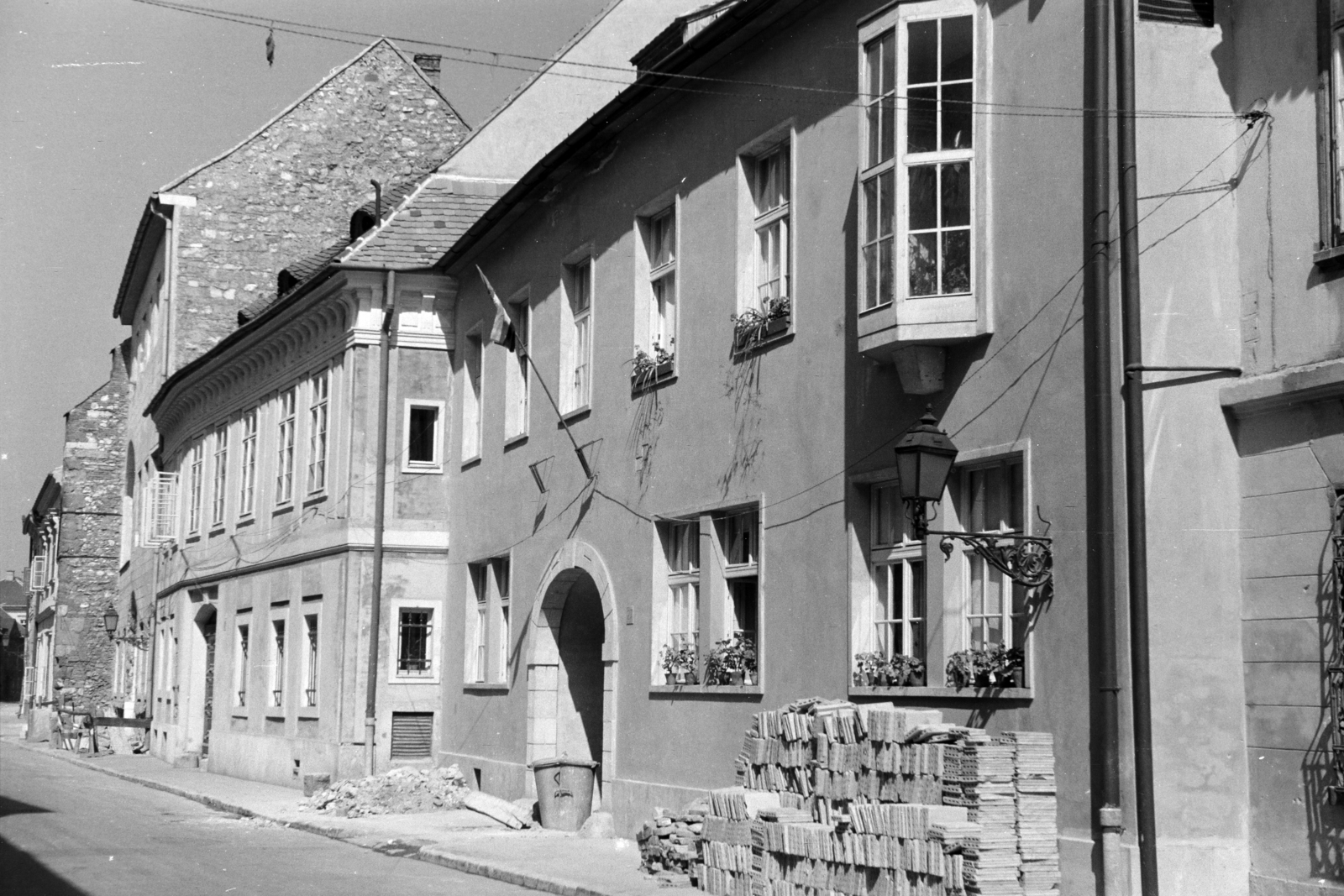 Magyarország, budai Vár, Budapest I., Úri utca, előtérben a felújított 27-es számú ház., 1960, Artfókusz, Fábián József, Budapest, Fortepan #279277