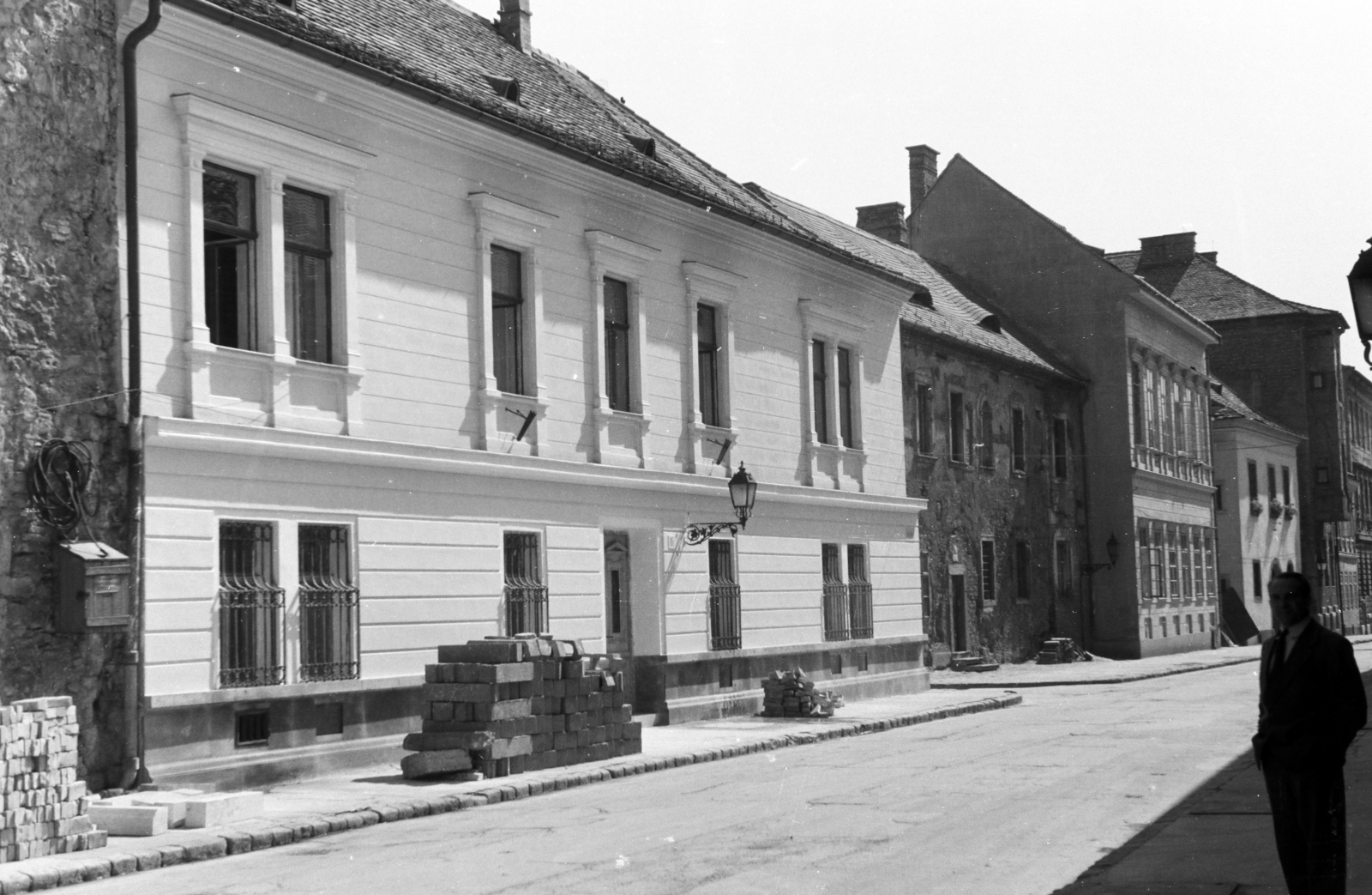 Hungary, Budapest I., Úri utca, előtérben a felújított 15-ös számú ház, az Anna utca sarkán., 1960, Artfókusz, Budapest, Fortepan #279278