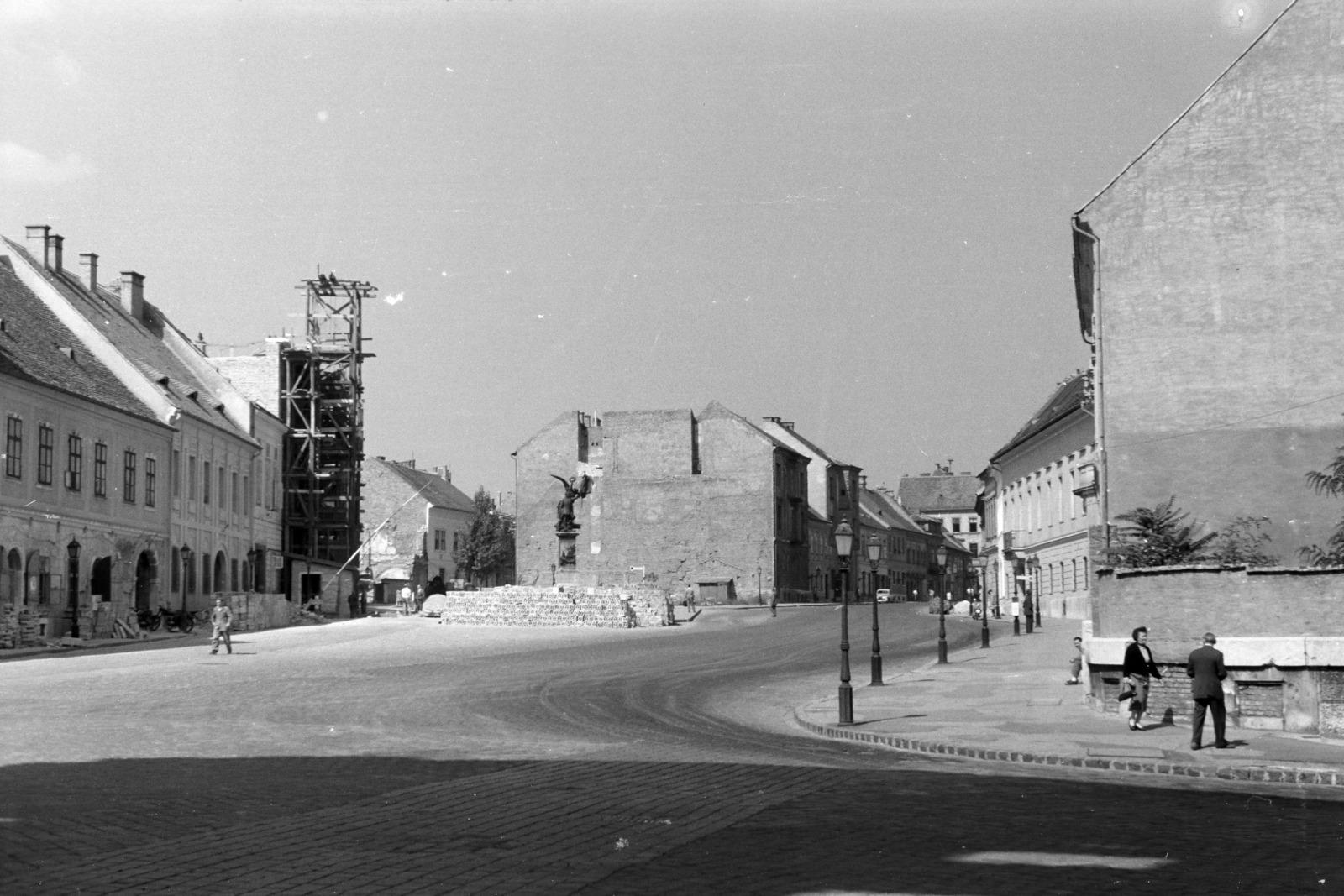 Hungary, Budapest I., Dísz tér, középen a Honvéd-szobor (Zala György, 1893.), háttérben balra az Úri utca, jobbra a Tárnok utca., 1960, Artfókusz, Budapest, Fortepan #279279