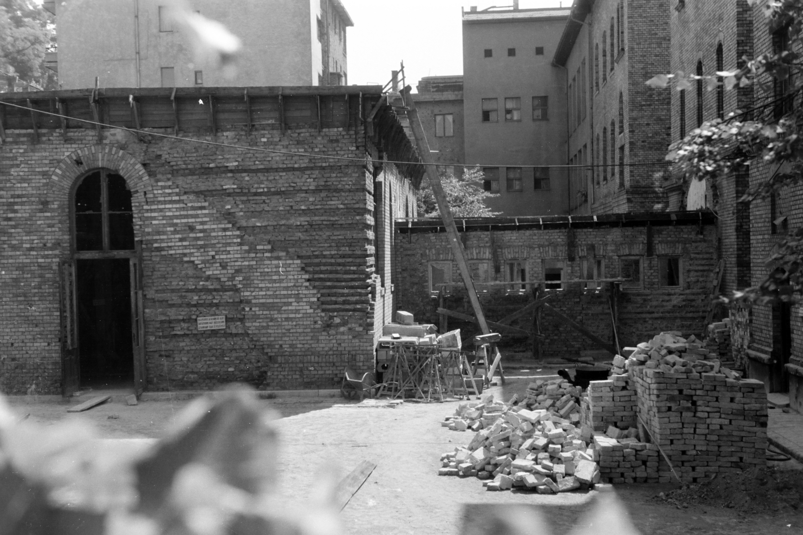 Hungary, Budapest I., Attila út 135., a felvétel a felújítás alatt álló általános iskola udvarán készült (később Kosztolányi Dezső Gimnázium)., 1961, Artfókusz, Budapest, Fortepan #279281