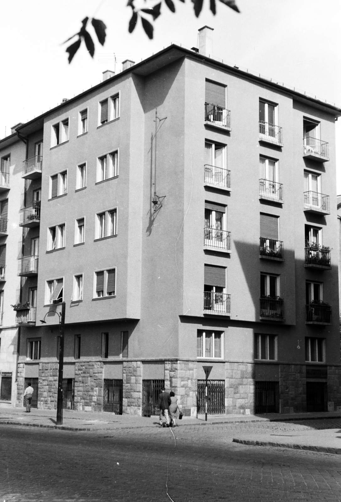 Magyarország, Budapest III., Kolosy tér, szemben a Lajos utca - Evező utca sarkán álló ház látható., 1961, Artfókusz, Fábián József, Budapest, Fortepan #279285