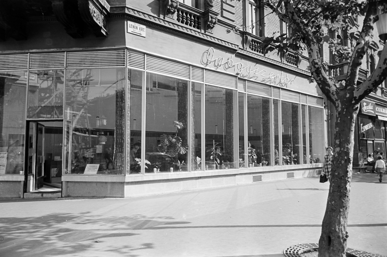 Magyarország, Budapest VI., Gyógyszertár a Teréz körút 41. (Lenin körút 95.) számú házban, balra a Szondi utca., 1967, Artfókusz, Fábián József, Budapest, Fortepan #279289