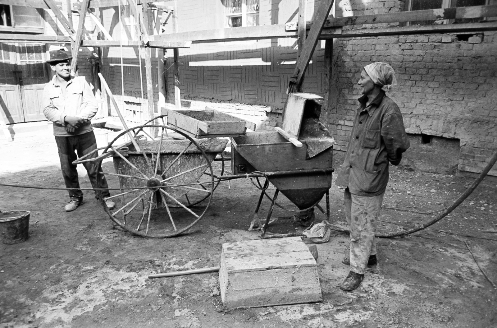 1963, Artfókusz, headscarf, wheelbarrow, construction, Fortepan #279291