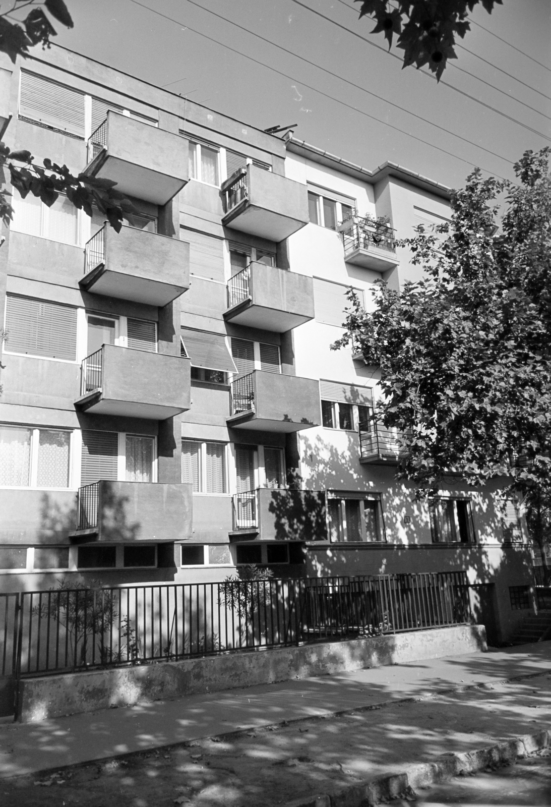 Hungary, Budapest XIV., Stefánia (Népstadion) út, balra a 11-es számú ház, jobbra a Besenyői utca sarkán álló ház látható., 1971, Artfókusz, Budapest, Fortepan #279298