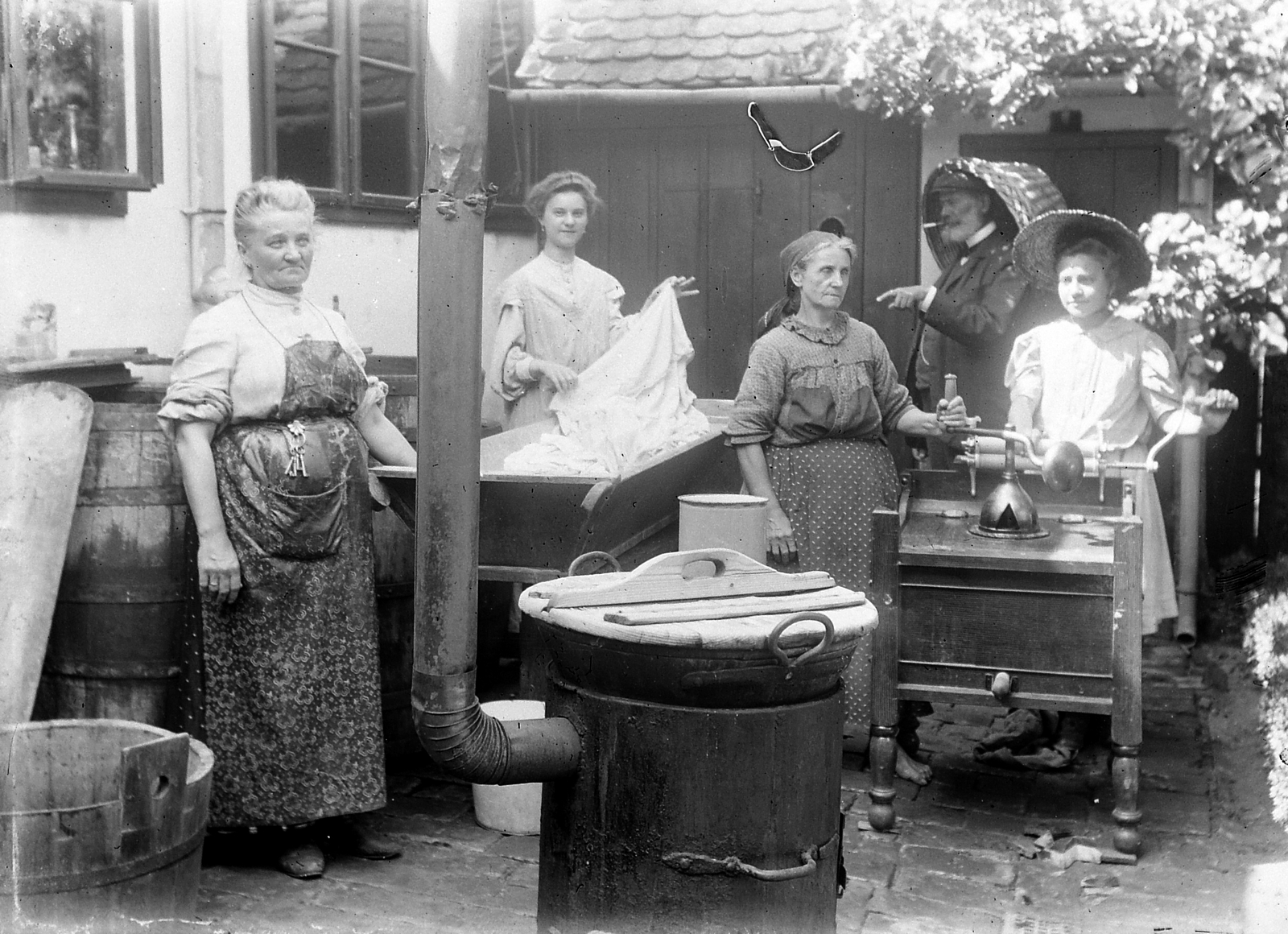 1913, Fortepan, yard, tableau, women, barrel, work, washing, tub, washing machine, Fortepan #2793
