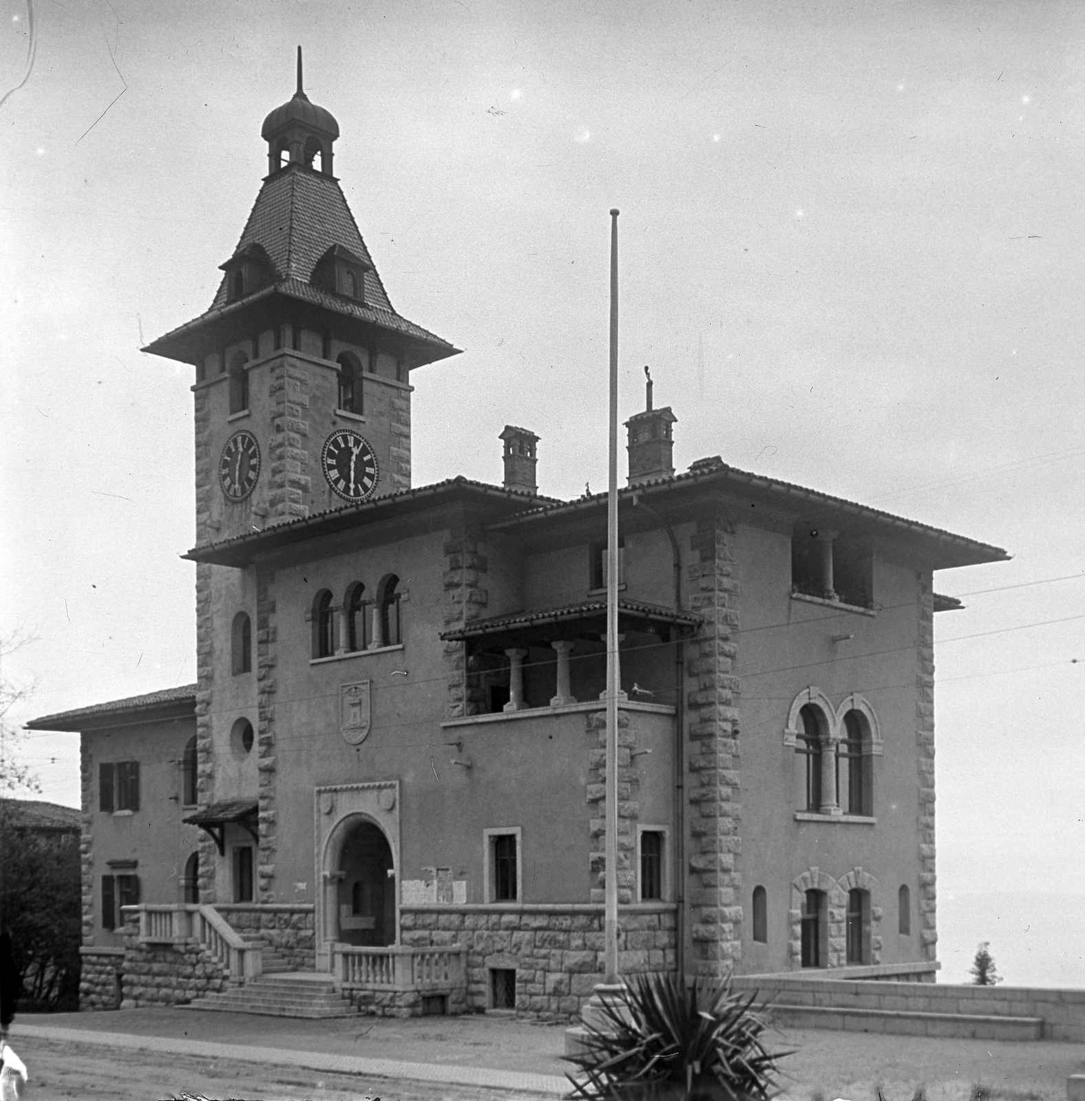 Croatia,Adriatic Sea, Opatija, Volosca (ekkor önálló, ma a város része), Városháza., 1900, Schoch Frigyes, architecture, crest, building, Fortepan #27931