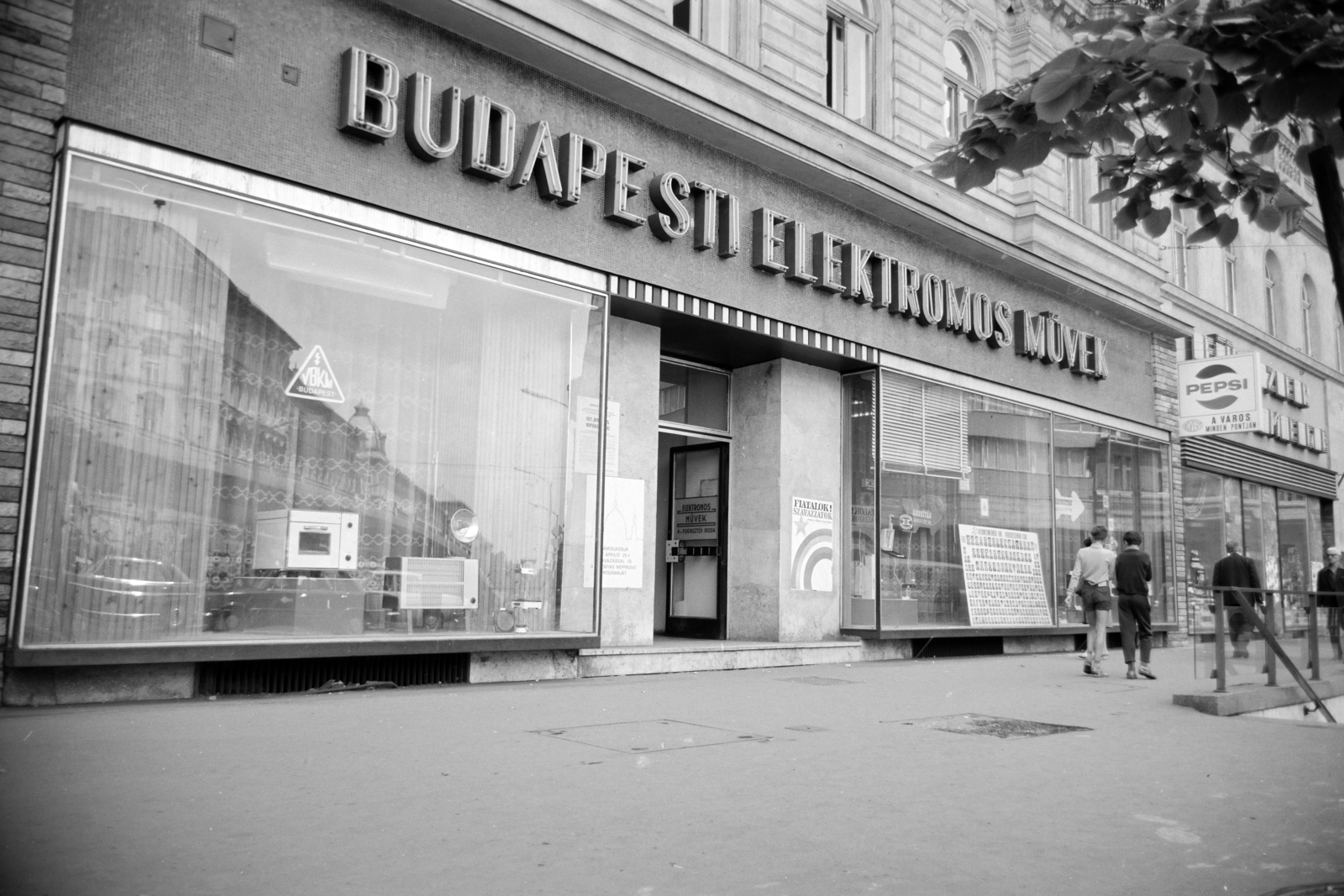 Hungary, Budapest VIII., Baross tér, a Budapesti Elektromos Művek kirendeltsége 2-es számú házban., 1971, Artfókusz, Budapest, Fortepan #279310