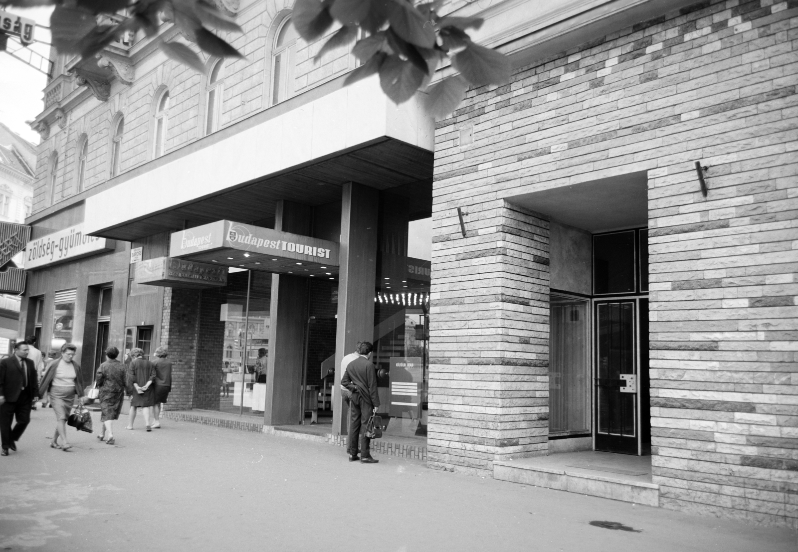 Hungary, Budapest VIII., Baross tér 3., Budapest Tourist Utazási Iroda., 1971, Artfókusz, Budapest, Fortepan #279314