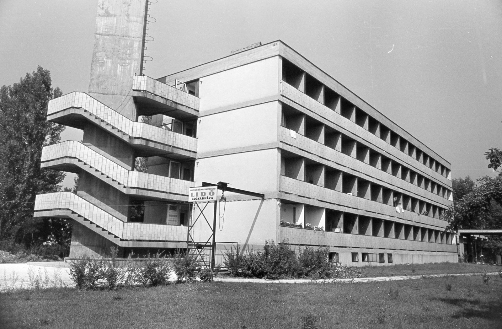 Magyarország, Budapest III., Római part, Nánási út 65., a Lídó Sportszálló és csónakház Monostori út felőli homlokzata., 1968, Artfókusz, Fábián József, Budapest, Fortepan #279315