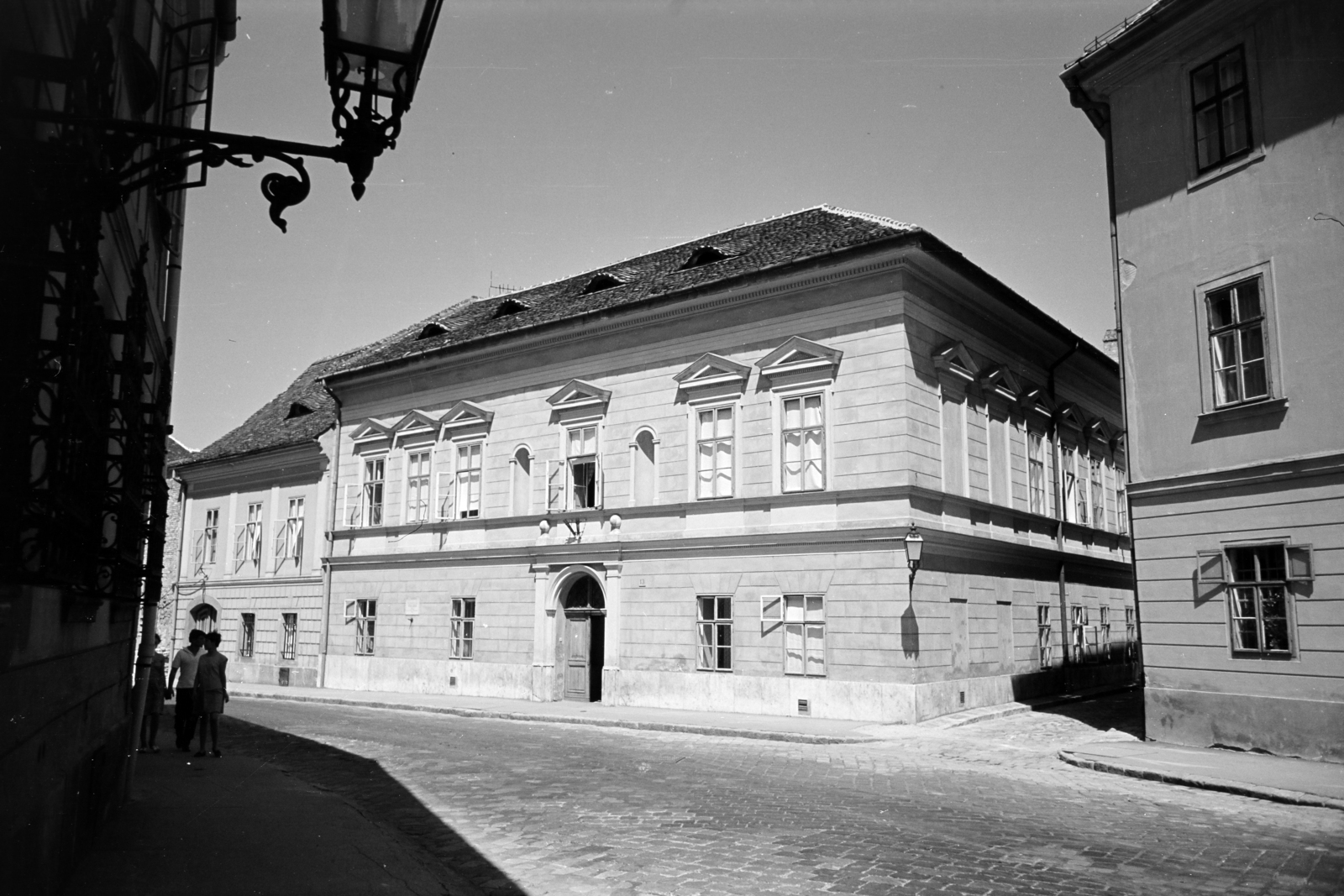 Magyarország, budai Vár, Budapest I., Táncsics Mihály utca, szemben a felújított 13-as számú ház., 1962, Artfókusz, Fábián József, Budapest, Fortepan #279319