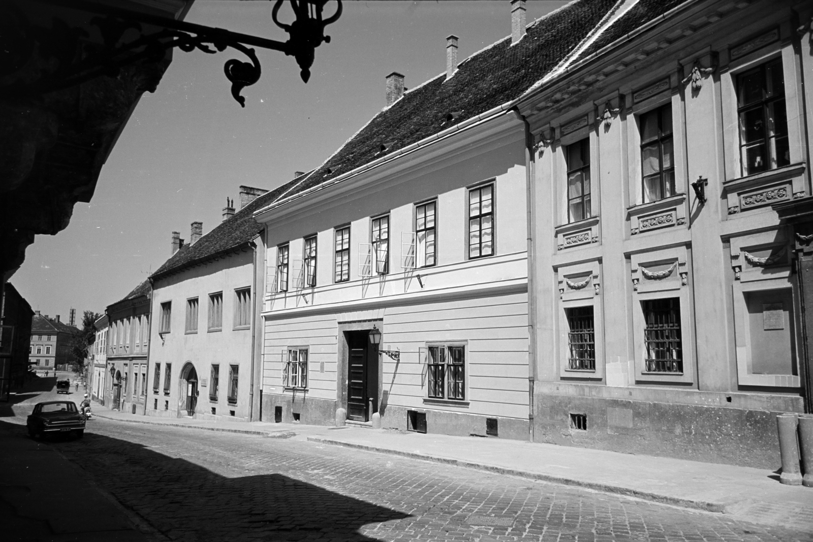 Magyarország, budai Vár, Budapest I., Országház utca, szemben a felújított 9-es és 5-ös számú ház. Balra a távolban a Kapisztrán téren az Állami Nyomda (később Városháza) épülete., 1963, Artfókusz, Fábián József, Budapest, Fortepan #279323