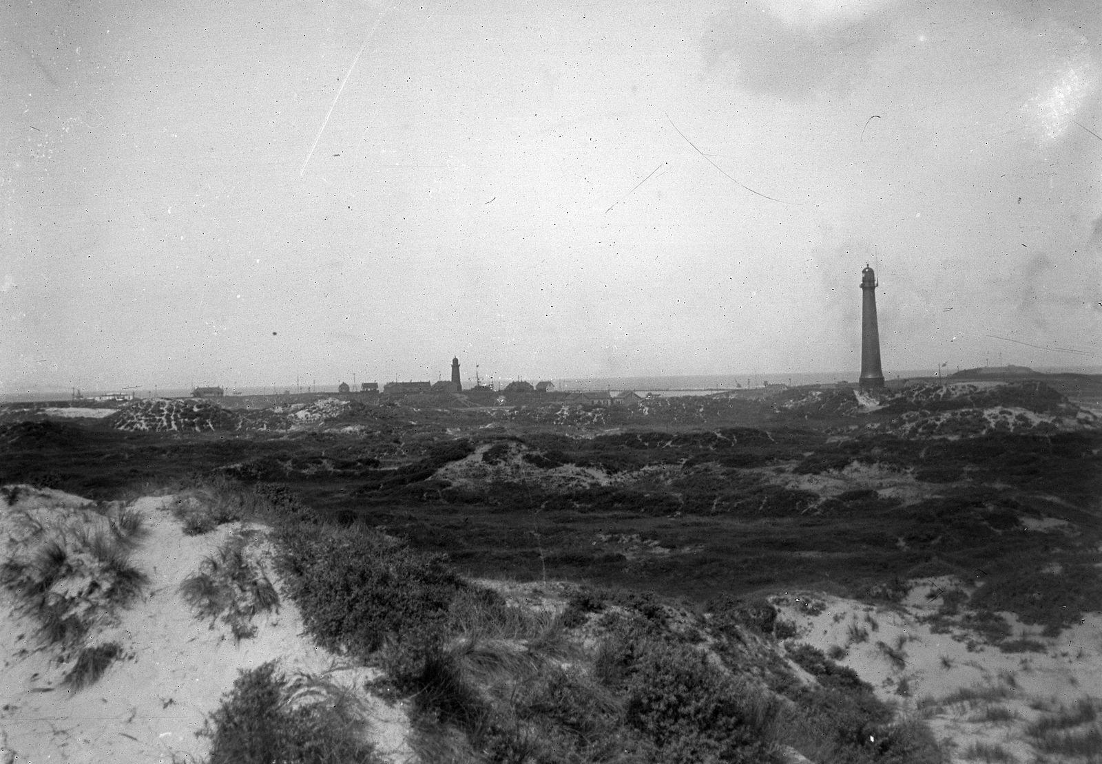 Netherlands, IJmuiden, háttérben a dűnék mögött az Északi-tenger és az Északi-tengeri-csatorna (Noordzeekanaal) kijárata., 1910, Schoch Frigyes, lighthouse, Fortepan #27933