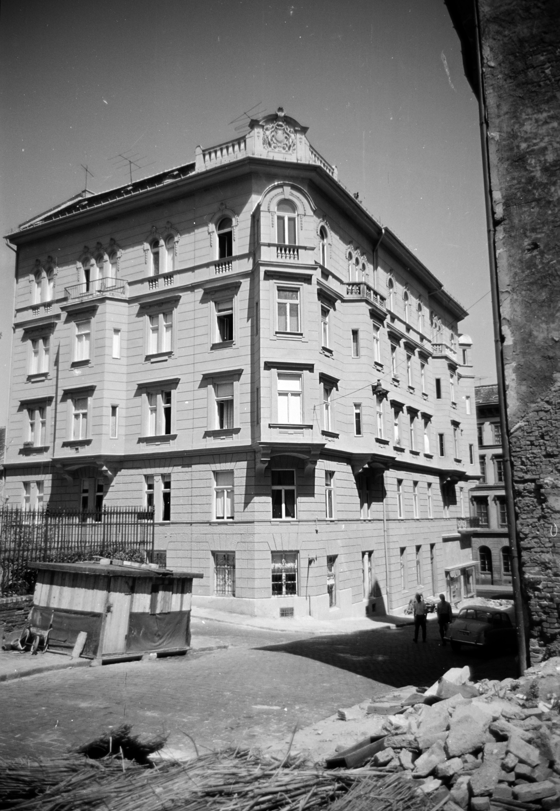 Magyarország, Budapest I., Jégverem utca, szemben a felújított háztömb a Kapucinus (Farkasbíró) utca és a Fő utca között áll., 1964, Artfókusz, Fábián József, Budapest, Fortepan #279335