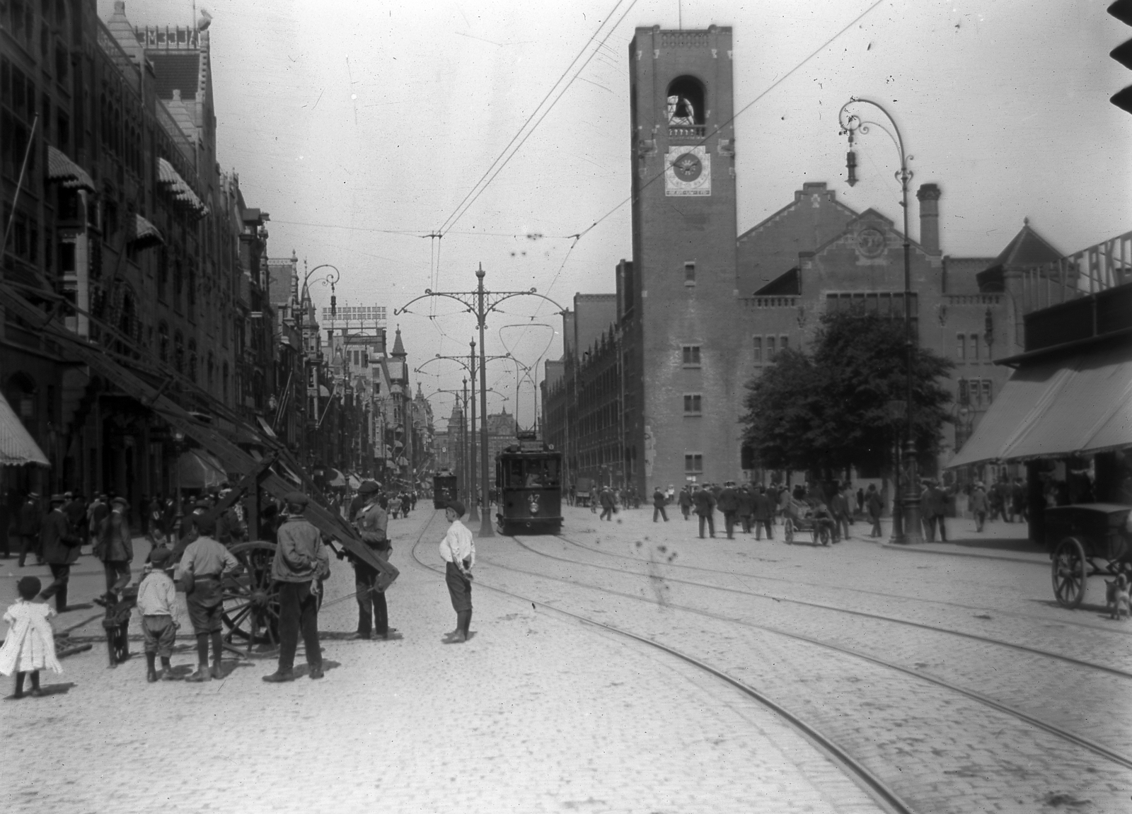 Netherlands, Amsterdam, a fő utca, a Damrak a Tőzsde épületével., 1910, Schoch Frigyes, candelabra, tram, public building, modern architecture, bell tower, Hendrik Petrus Berlage-design, Fortepan #27934