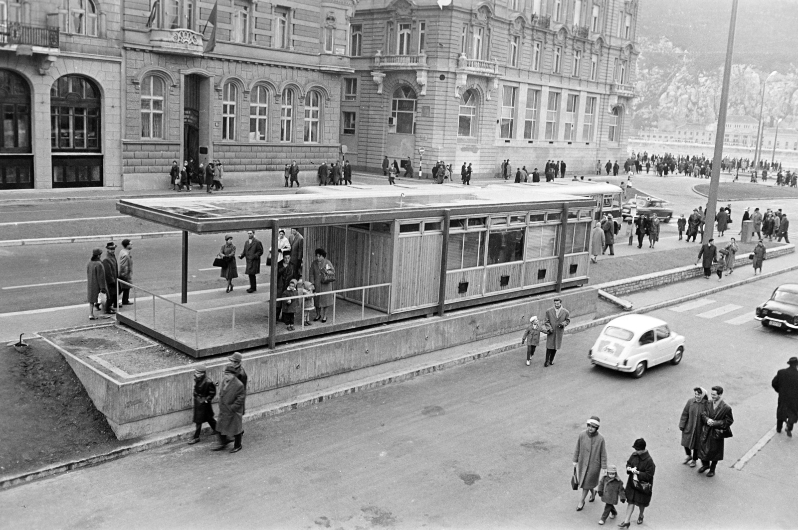 Magyarország, Budapest V., Március 15. tér, autóbusz-végállomás az Erzsébet híd pesti hídfőjénél., 1964, Artfókusz, Fábián József, Budapest, Fortepan #279343
