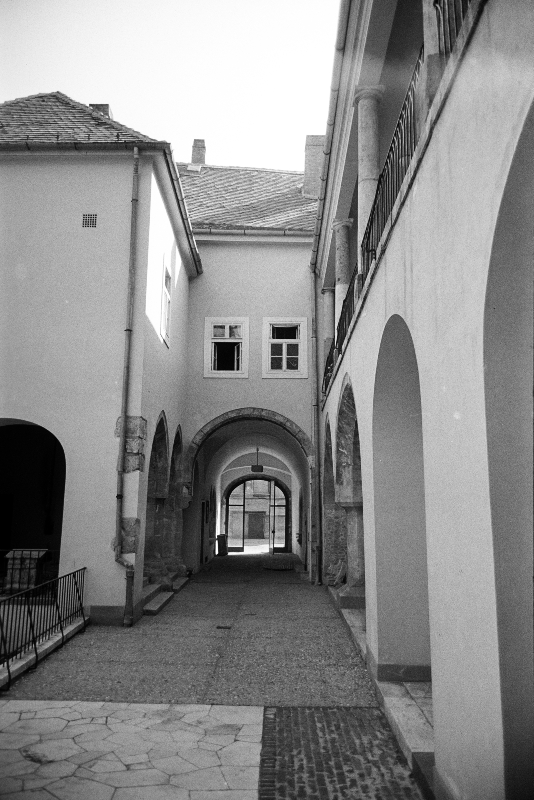 Magyarország, budai Vár, Budapest I., Országház utca 2., Alabárdos étterem., 1965, Artfókusz, Fábián József, ablak, boltív, Budapest, Fortepan #279346