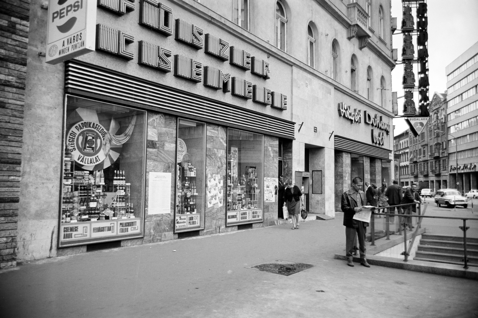 Hungary, Budapest VIII., Baross tér a felvétel az 1-es számú ház előtt készült, jobbra a Rákóczi út és a Szabadság Szálló látható., 1975, Artfókusz, Budapest, Fortepan #279347