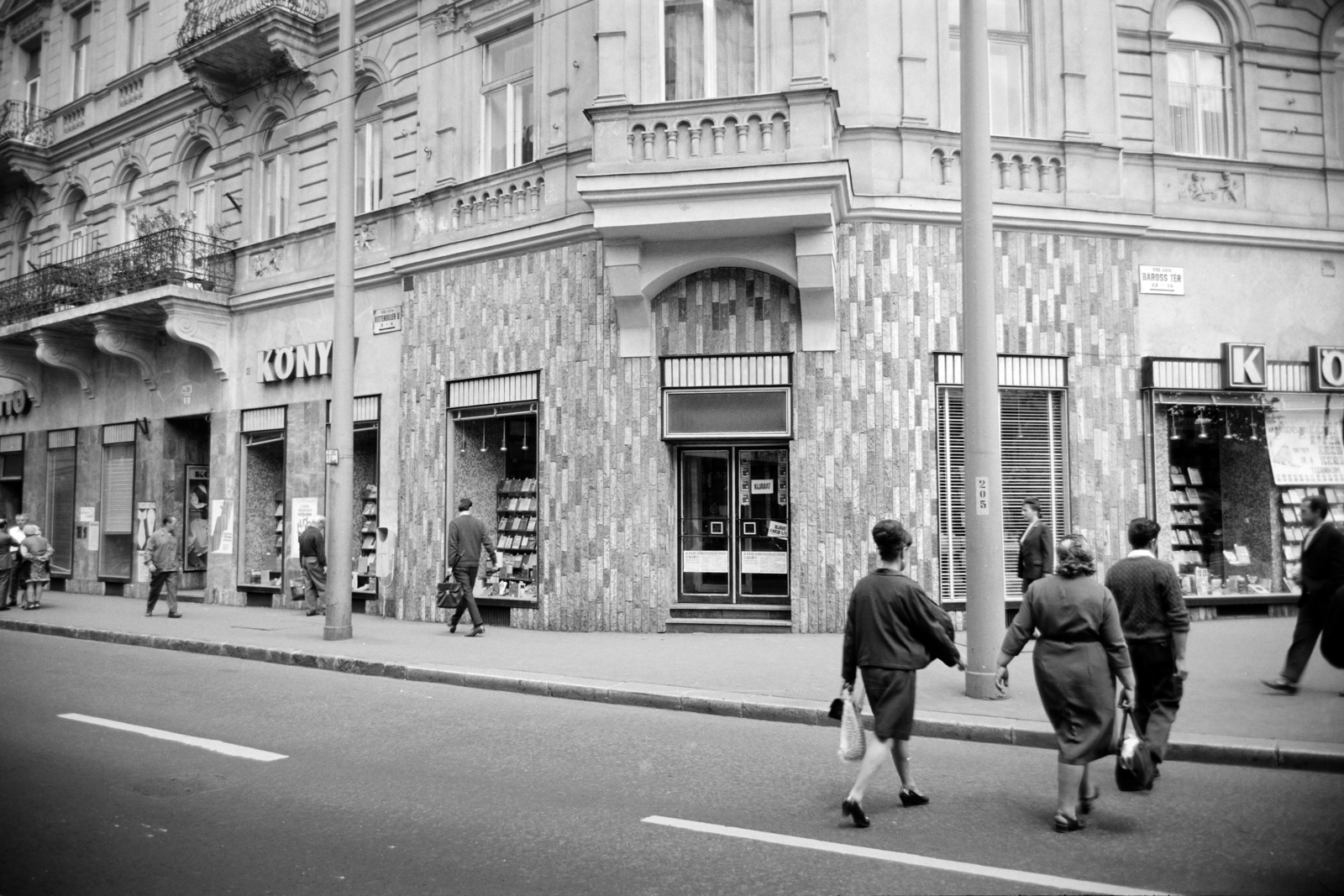 Hungary, Budapest VII., Rottenbiller utca - Baross tér sarok., 1975, Artfókusz, Budapest, back, book store, Fortepan #279348