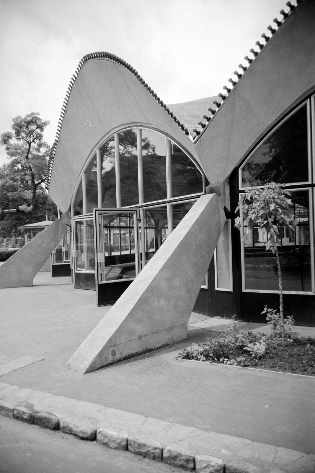 Hungary, Budapest XIV., Dodzsem., 1975, Artfókusz, bumper cars, amusement park, Budapest, Hyperbolic paraboloid shells , Fortepan #279349