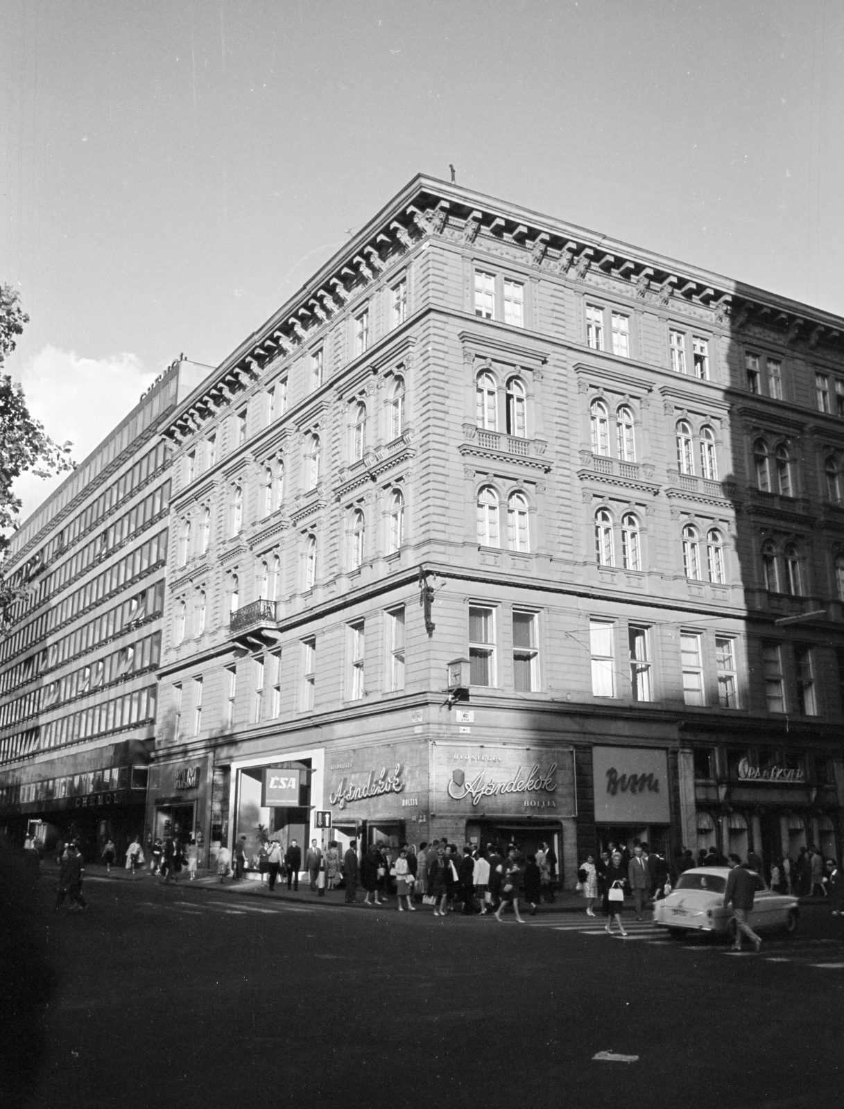 Hungary, Budapest V., Vörösmarty tér, szemben a Deák Ferenc utca - Váci utca sarkán álló épület látható., 1966, Artfókusz, Budapest, Fortepan #279364