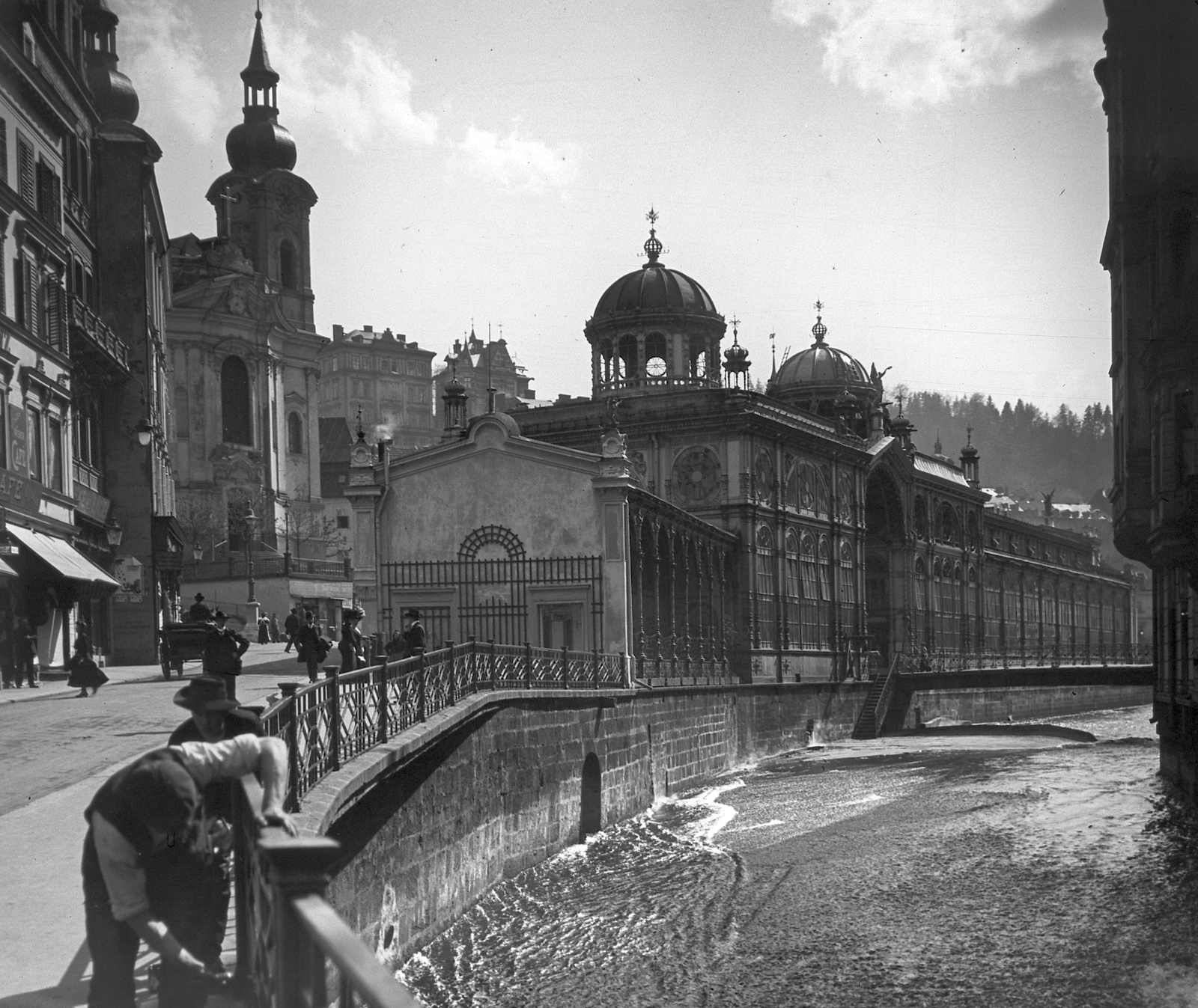 Csehország, Karlovy Vary, Termál Forrás kolonnád, balra a Szent Mária-Magdaléna-templom., 1907, Schoch Frigyes, templom, folyó, neoreneszánsz, Fellner és Helmer-terv, barokk-stílus, oszlopsor, székesegyház, gyógyszálló, Kilian Ignaz Dientzenhofer-terv, öntöttvas-építészet, Fortepan #27937