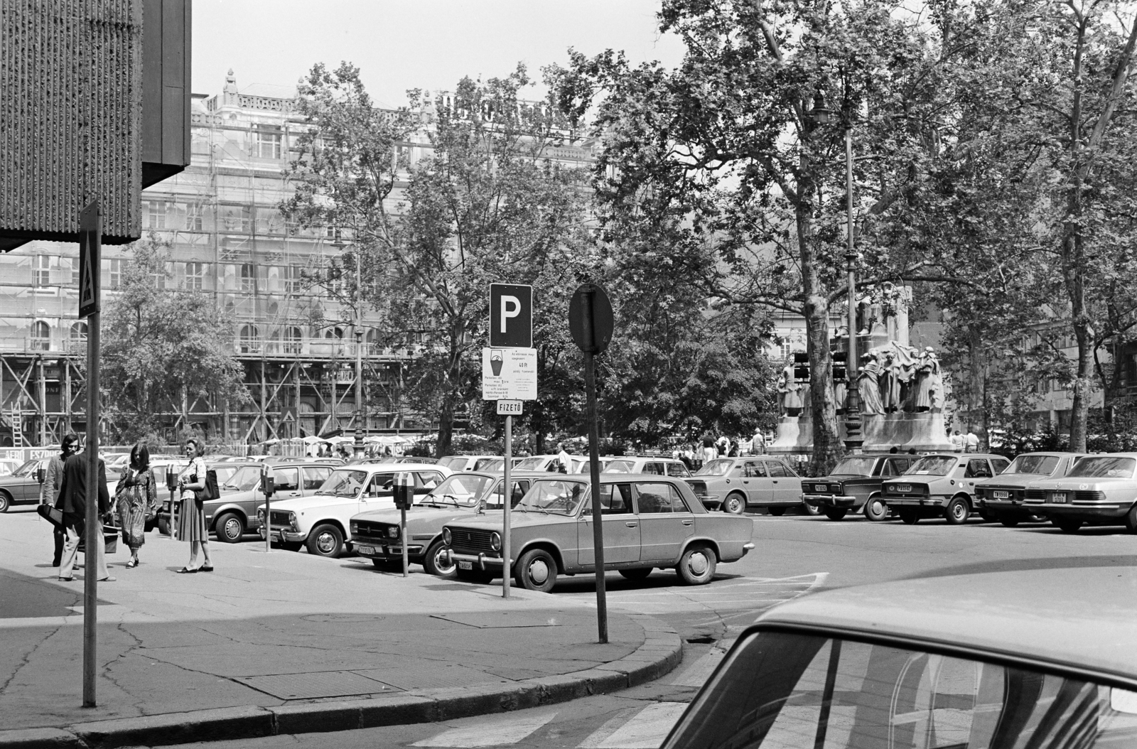 Magyarország, Budapest V., Deák Ferenc utca - Vörösmarty tér, a felvétel az ORI (Országos Rendező Iroda) székházának sarkánál készült. Szemben a Gerbeaud-ház, jobbra a Vörösmarty Mihály szobor látható., 1982, Artfókusz, Fábián József, Budapest, Fortepan #279372