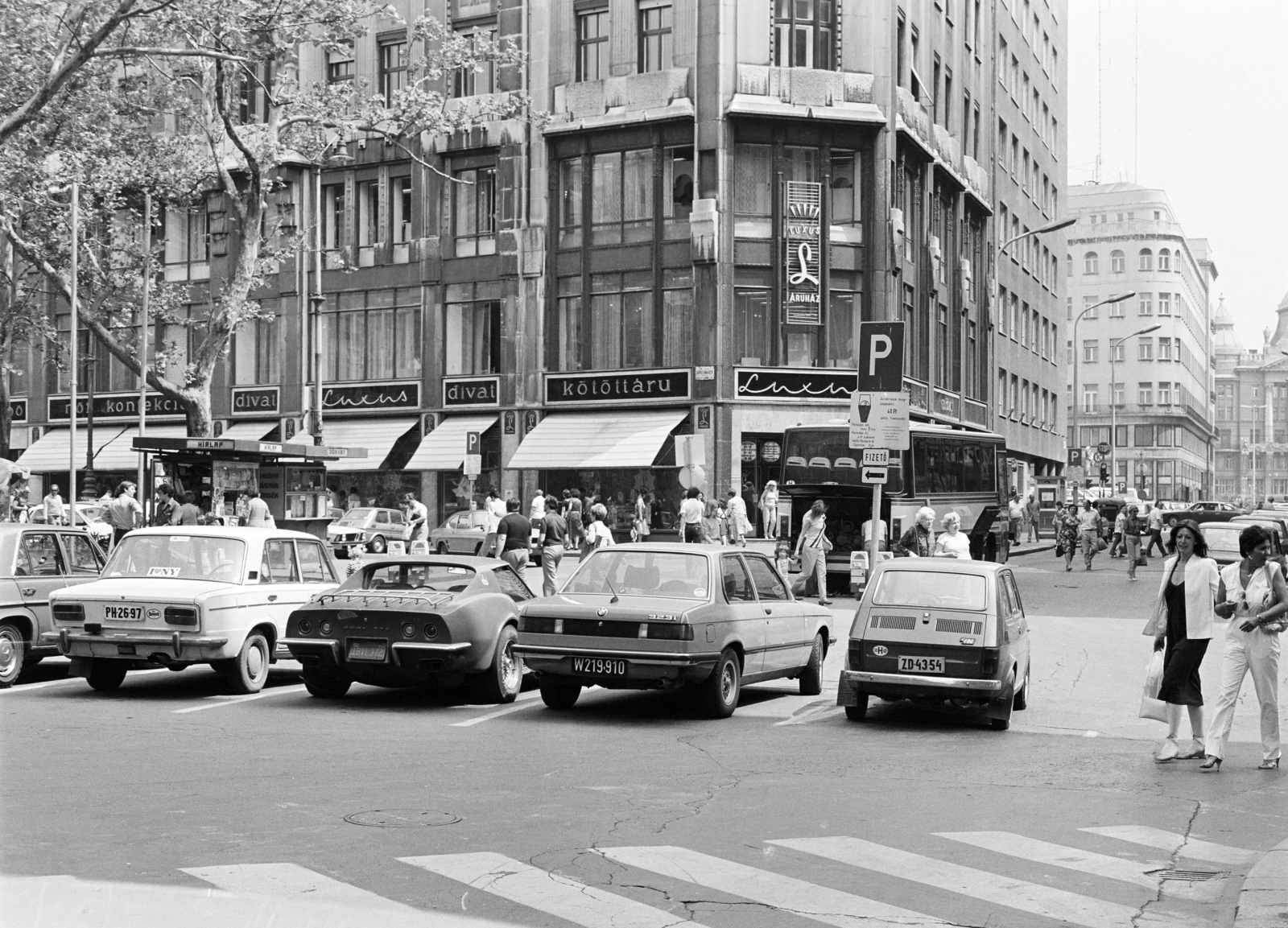 Magyarország, Budapest V., Vörösmarty tér, szemben a Luxus áruház, jobbra a Deák Ferenc utca., 1980, Artfókusz, Fábián József, gyalogátkelő, Budapest, Fortepan #279373